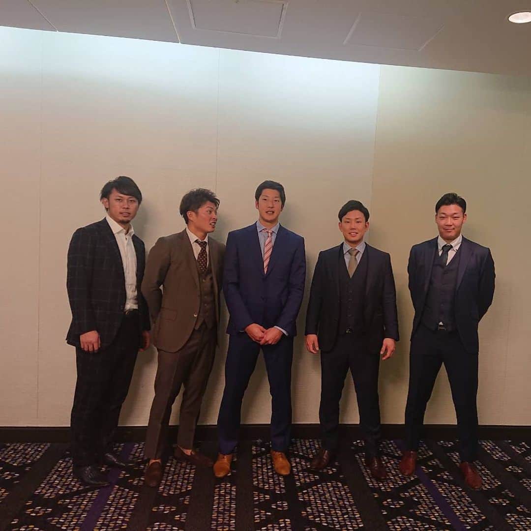 高山俊のインスタグラム：「明けましておめでとうございます。 沢山の方に今年もまた応援していただけるよう、頑張っていきます！  今日は1000人を超えるファンの方々に会えて、より一層頑張ろうと思えました。 結果で恩返しできるよう頑張ります！」