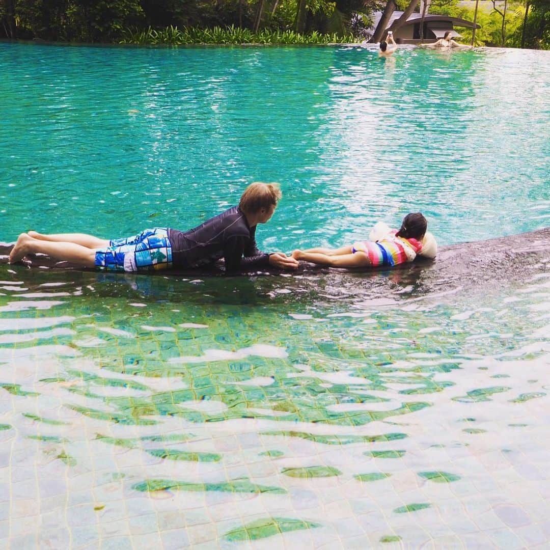 田村淳さんのインスタグラム写真 - (田村淳Instagram)「浅いプールと深いプールの境目で様子を見守る娘と父です。これくらい慎重な方が良いと思いましたw  #境目」1月5日 15時19分 - atsushilb