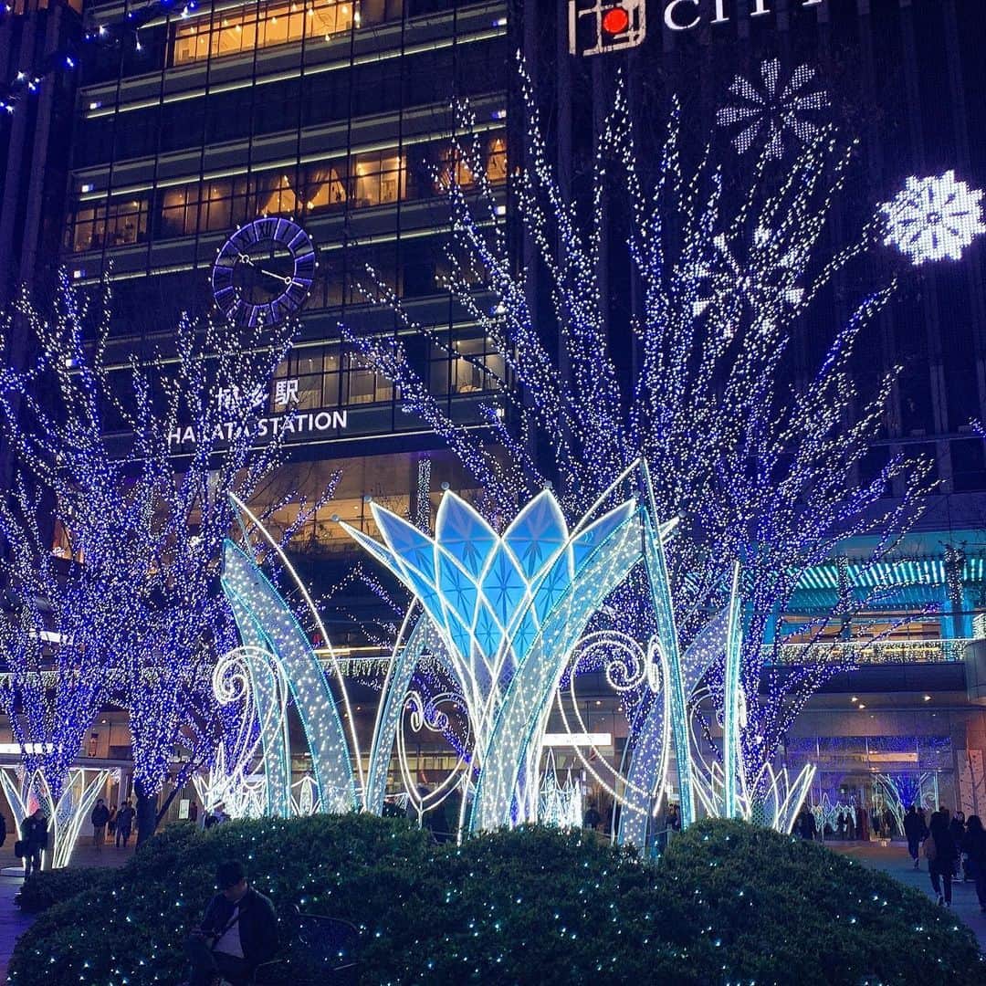 綾瀬るいのインスタグラム：「昨日地元山口から福岡に帰って来ました〜(´・ω・) 博多駅まだイルミやってた✨  お正月は、めっちゃ色々食べさせられ4㌔ぐらいは太ったww 数年振りに正月休みあって、親戚の家とか行けて良かった😊 お姉ちゃんが子供できたから今からおばちゃんになるのが楽しみ♬w 激愛してやるぜっっ  #中洲 #キャバ嬢 #クラブ #club #福岡 #博多駅 #イルミネーション #太った #つらみ #お正月 #3150#中洲キャバ嬢 #水商売 #子供好き」