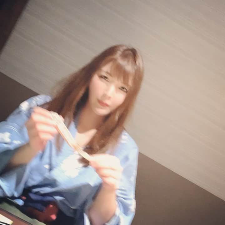 新村あかりのインスタグラム：「セクシーなカニの食べ方🦀💕 #蟹 #美味しすぎた #酔っ払いすぎた」