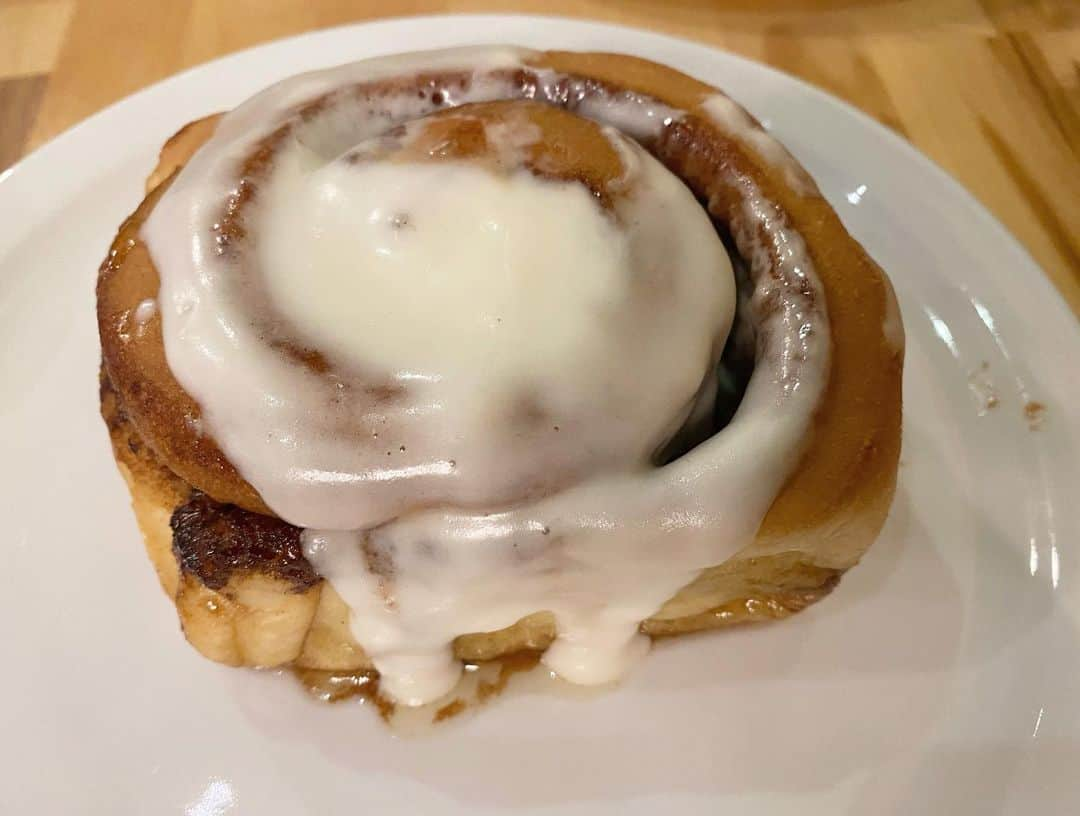 マキ・コニクソンさんのインスタグラム写真 - (マキ・コニクソンInstagram)「甘い物が食べたくなって”Peaked Pies”にCinnamon BunとApple Crumble Pieを食べに行きました！人気店らしく人がひっきりなしに入って来てた！店内で食べたからホクホクで美味しかったぁ！😋 お勧め！👍🏼 #ウィスラーのおすそ分け❄️ #whistlervillage」1月5日 15時25分 - makikonikson