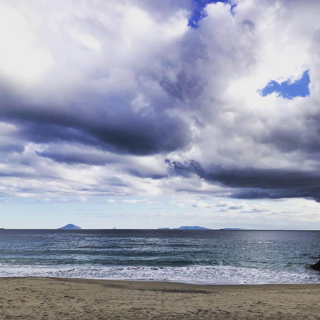 高橋幸宏さんのインスタグラム写真 - (高橋幸宏Instagram)「今日の海は遠くの伊豆7島がくっきり、、、」1月5日 15時26分 - room66_yukihiro