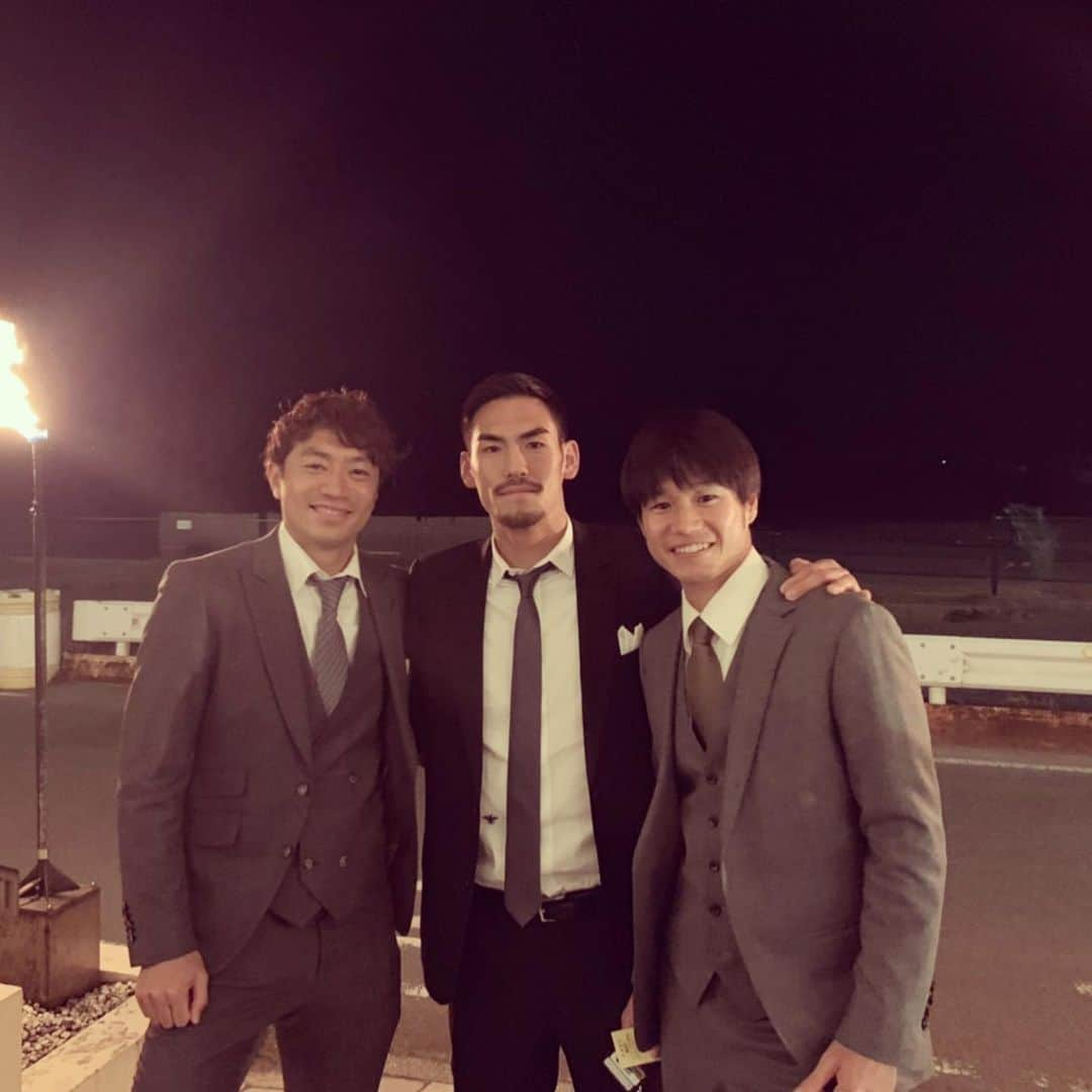 梅崎司さんのインスタグラム写真 - (梅崎司Instagram)「野田隆之介。 君がいたからチームに馴染めたし 君がいたから湘南生活楽しかった 君がいたから頑張れた 君の不屈の精神に何度勇気をもらったか  正直別れは寂しいが京都での活躍楽しみにしてるし、また君の背中に勇気をもらうんだろう。 そして、俺も負けないよ！ そう誓った最後の夜でした。」1月5日 15時35分 - umeman7