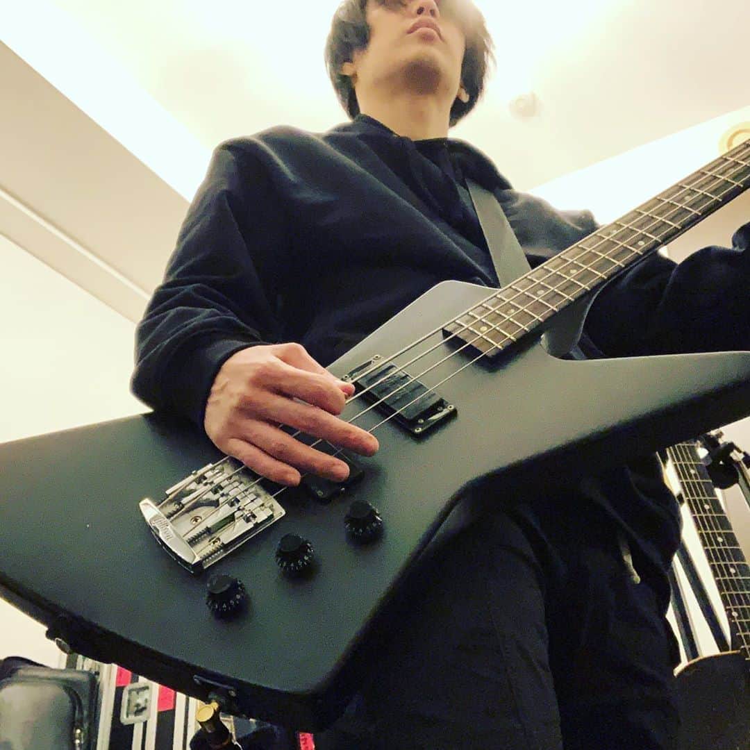 白井眞輝さんのインスタグラム写真 - (白井眞輝Instagram)「またベースを買ってしまいました。GibsonのExplorerですね。結構レアです。 I got new gear! But it’s bass. Gibson Explorer bass!  #ギブソンエクスプローラーベース　#gibsonexplorerbass」1月5日 21時09分 - masakishirai_alexandros