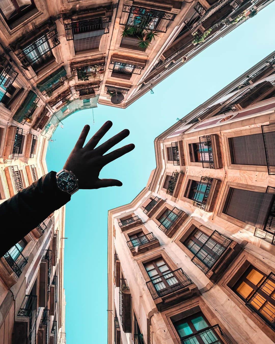 Nicanor Garcíaのインスタグラム：「The time machine | La máquina del tiempo #nicanorgarcia #travelarchitectures . #HuaweiWatchGT2 plenty of innovation and options that connects you to the future #HuaweiEsFuturo. More info at consumer.huawei.com/es」