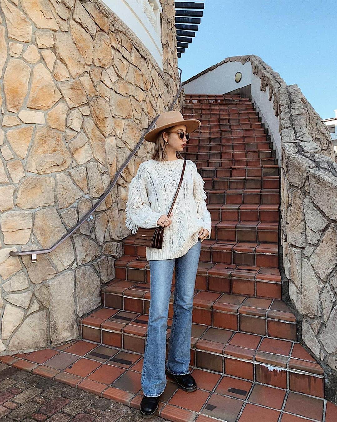 のインスタグラム：「. 今日は天気が良すぎて日中はニット1枚💛 デニムの下にはお決まりの @majicalsherry_lme #マジカルシェリー ✨✨ ホック式だから本当助かる🙏🏾💦 ストーリーにもリンク貼ってるよ🔝 #ootd #outfit #coordinate #moussy #ungrid #knit #denim #drmartens #gorgeshop #hat」