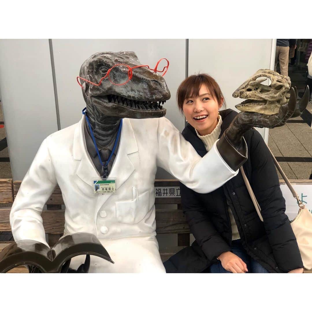 南條早紀のインスタグラム：「恐竜博士におまかせ🦖 . . 入り口に博士がいたので思わず📸 2020年は博士のようにたくさん頭使って 生きていきたいものです🧚‍♀️笑 . . #福井 #福井県 #恐竜博物館 #恐竜博士 #記念写真 #旅 #旅行 #旅行好き #恐竜 #髪の毛 #ボサボサ #笑 #休日 #許して #アナウンサー #南條早紀 #なんじょうのにちじょう  #休日の過ごし方 #trip #japan」