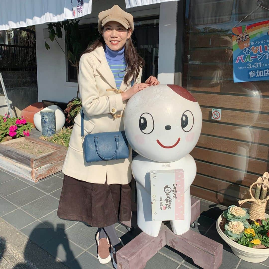 松山愛里さんのインスタグラム写真 - (松山愛里Instagram)「. 家族で佐賀県の古湯温泉へ♨️ ここに来ると必ず立ち寄る白玉饅頭屋さん🍡 つるっともちっと食感がクセになるお饅頭😋 お店のキャラクターしらたまんと今回も記念撮影😎 . 2枚目は2015年、3枚目は2014年！ @cecil_lu が福岡に遊びに来た時に私の両親と4人で温泉旅行に行ったんだよな〜懐かしい💓24歳か、、若い。笑 #白玉饅頭元祖吉野屋#しらたまん#古湯温泉#佐賀県」1月5日 15時39分 - airi__matsuyama