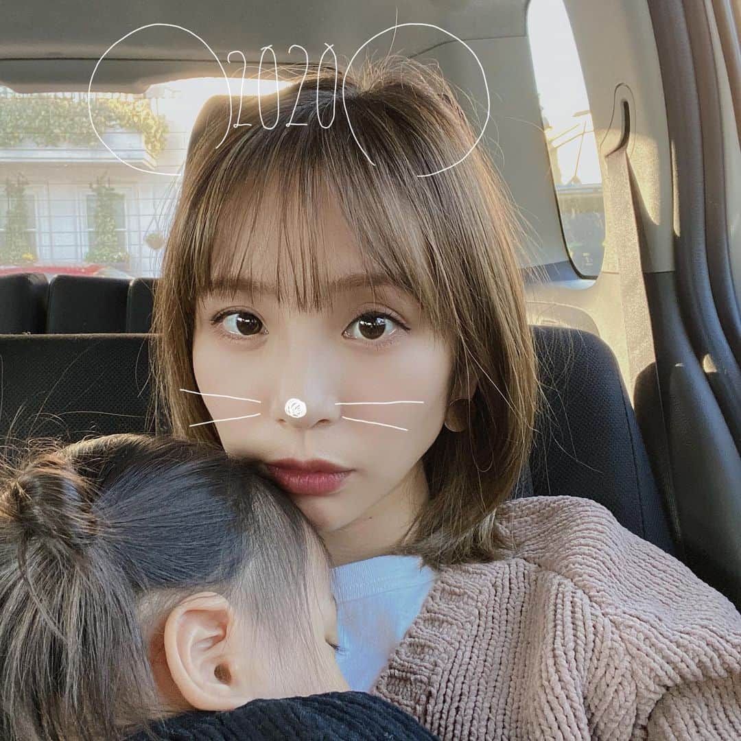 福長優のインスタグラム：「2020🌈🌈🌈 遅くなりましたが 明けましておめでとうございます🎍  昨年も子育て子育て子育て！ 目標すら、決めれずでしたが 今年は自分の時間も大切に 《積極的に》 を目標に2020年過ごしたいです。  #1番は家族みんなが健康に #なんせ厄年なんで #怖いです #でも絶対いい年にする  #お昼寝中の娘と車待機中」