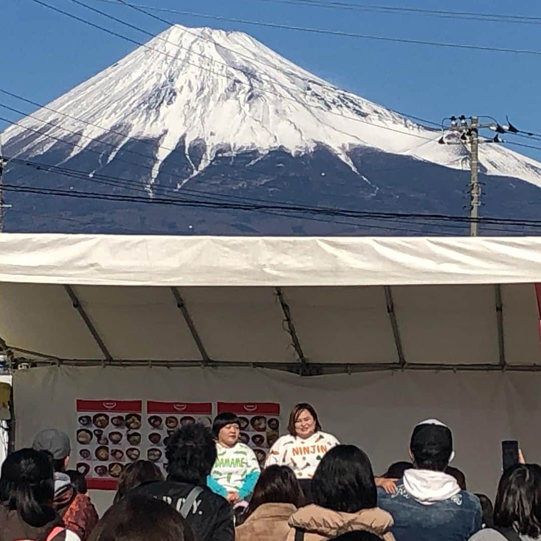 おかずクラブのインスタグラム：「富士山をバックに営業でした。  住宅展示場の営業だったんですが、マイホーム建てたくなりました。  貯金しなきゃ！  ゆいP」