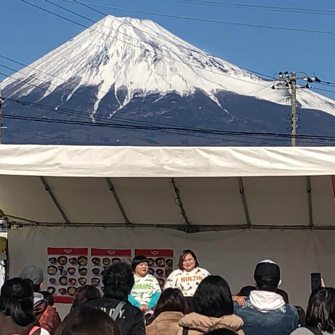 おかずクラブさんのインスタグラム写真 - (おかずクラブInstagram)「富士山をバックに営業でした。  住宅展示場の営業だったんですが、マイホーム建てたくなりました。  貯金しなきゃ！  ゆいP」1月5日 15時45分 - okazu_club