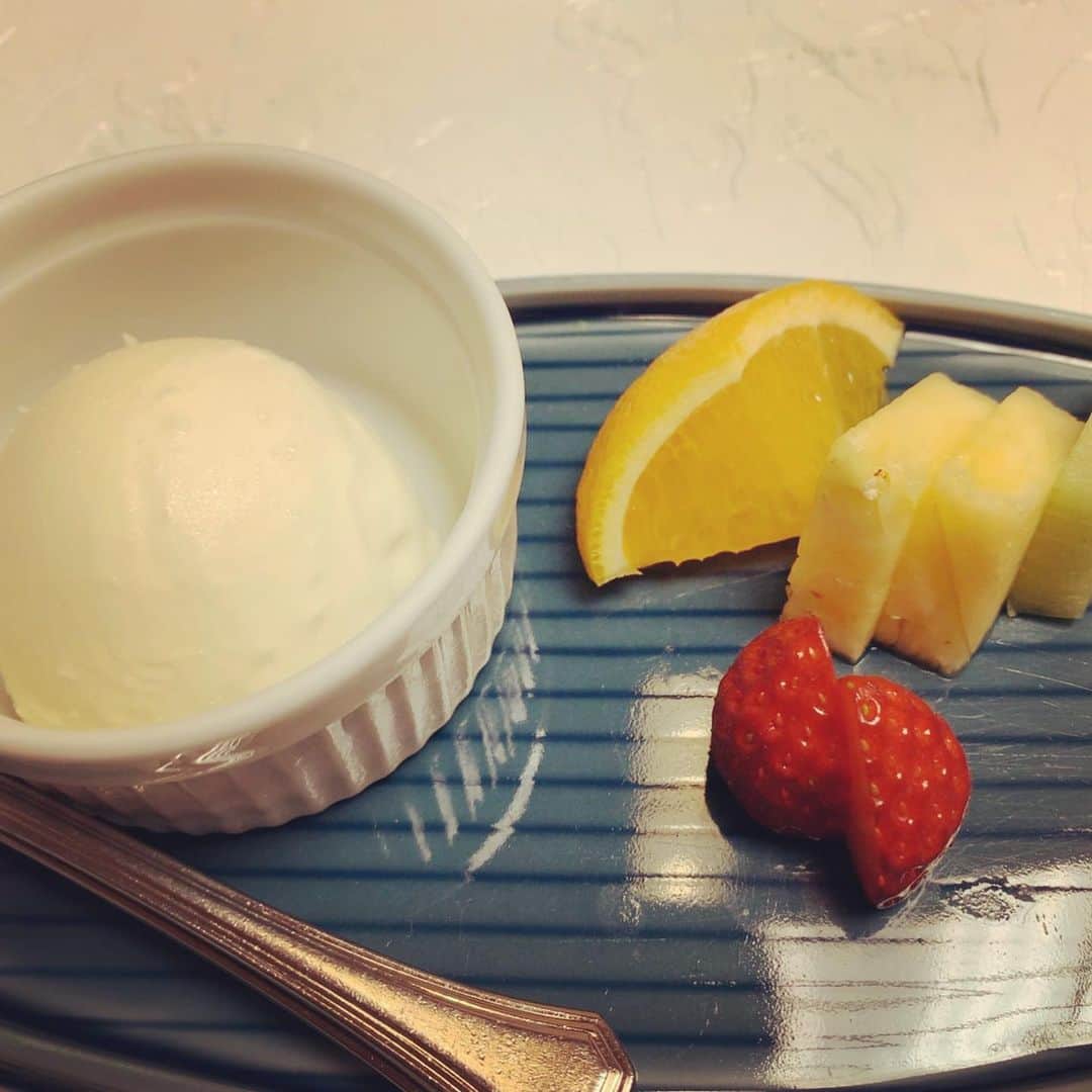 加藤千恵のインスタグラム：「先日のアイス。新年会は和食店で。料理がどれもおいしかった。特に、ひつまぶしのような食べ方をする、しめの帆立釜飯（2枚目）。息子が相変わらず食欲旺盛で、食べられないために早食いせざるをえなく、料理写真はひらまい　@hiramai1208 まかせだった。でも子連れでも会えるのありがたいなー。」
