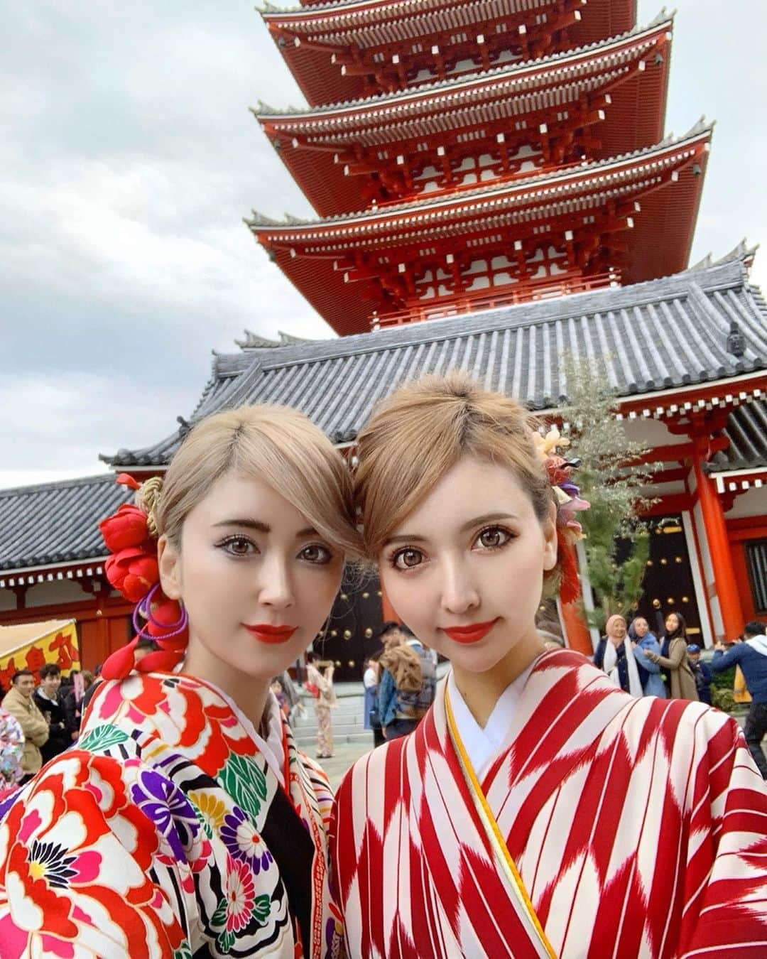 美咲あいりさんのインスタグラム写真 - (美咲あいりInstagram)「雷門🏮⚡️﻿ ﻿ ﻿ 浅草⛩人すご過ぎたからまた行きたい✨✨﻿ ちかちゃんと髪型似てるーーっ❤️﻿ ﻿ ﻿ #雷門﻿ #浅草﻿ #お正月﻿ #浅草寺﻿ #着物﻿ #人力車﻿ #美味しい鯛焼き食べたよ﻿ ﻿」1月5日 15時54分 - misakiairi