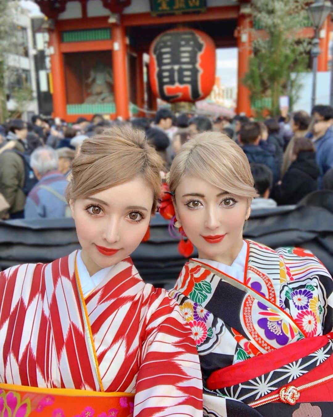 美咲あいりさんのインスタグラム写真 - (美咲あいりInstagram)「雷門🏮⚡️﻿ ﻿ ﻿ 浅草⛩人すご過ぎたからまた行きたい✨✨﻿ ちかちゃんと髪型似てるーーっ❤️﻿ ﻿ ﻿ #雷門﻿ #浅草﻿ #お正月﻿ #浅草寺﻿ #着物﻿ #人力車﻿ #美味しい鯛焼き食べたよ﻿ ﻿」1月5日 15時54分 - misakiairi