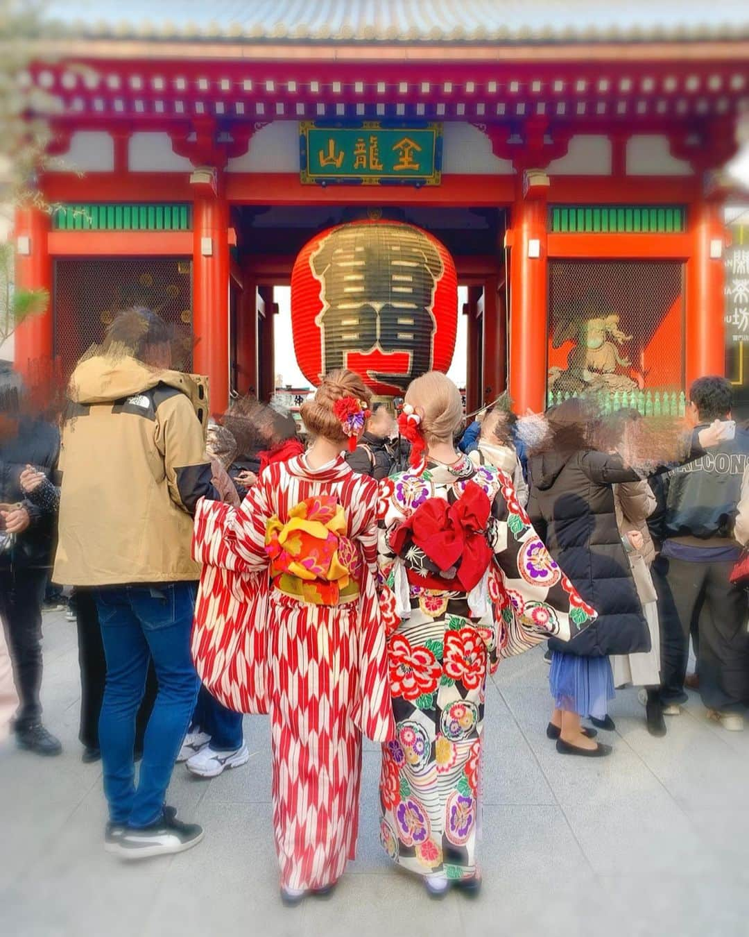 美咲あいりさんのインスタグラム写真 - (美咲あいりInstagram)「雷門🏮⚡️﻿ ﻿ ﻿ 浅草⛩人すご過ぎたからまた行きたい✨✨﻿ ちかちゃんと髪型似てるーーっ❤️﻿ ﻿ ﻿ #雷門﻿ #浅草﻿ #お正月﻿ #浅草寺﻿ #着物﻿ #人力車﻿ #美味しい鯛焼き食べたよ﻿ ﻿」1月5日 15時54分 - misakiairi