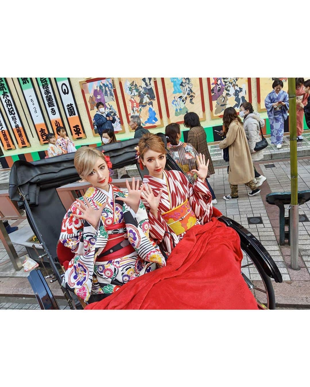 美咲あいりさんのインスタグラム写真 - (美咲あいりInstagram)「雷門🏮⚡️﻿ ﻿ ﻿ 浅草⛩人すご過ぎたからまた行きたい✨✨﻿ ちかちゃんと髪型似てるーーっ❤️﻿ ﻿ ﻿ #雷門﻿ #浅草﻿ #お正月﻿ #浅草寺﻿ #着物﻿ #人力車﻿ #美味しい鯛焼き食べたよ﻿ ﻿」1月5日 15時54分 - misakiairi