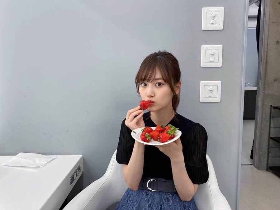 山下美月さんのインスタグラム写真 - (山下美月Instagram)「今日は1月5日…﻿ いちごの日😋🍓🍓🍓﻿ ﻿ がぶっと食べてるもぐしたさんの動画はTwitter【mizuki1st_paris】で公開中です😘﻿ ﻿ #山下美月1st写真集﻿ #忘れられない人」1月5日 16時00分 - yamashitamizuki1st