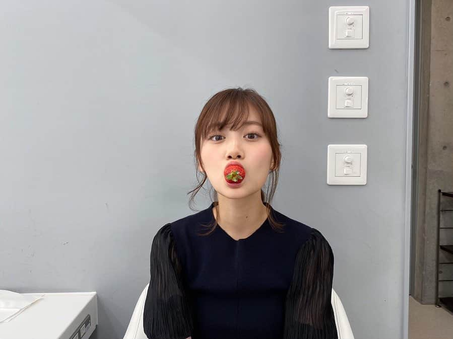 山下美月さんのインスタグラム写真 - (山下美月Instagram)「今日は1月5日…﻿ いちごの日😋🍓🍓🍓﻿ ﻿ がぶっと食べてるもぐしたさんの動画はTwitter【mizuki1st_paris】で公開中です😘﻿ ﻿ #山下美月1st写真集﻿ #忘れられない人」1月5日 16時00分 - yamashitamizuki1st