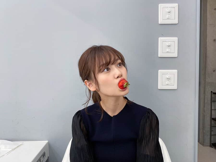 山下美月さんのインスタグラム写真 - (山下美月Instagram)「今日は1月5日…﻿ いちごの日😋🍓🍓🍓﻿ ﻿ がぶっと食べてるもぐしたさんの動画はTwitter【mizuki1st_paris】で公開中です😘﻿ ﻿ #山下美月1st写真集﻿ #忘れられない人」1月5日 16時00分 - yamashitamizuki1st