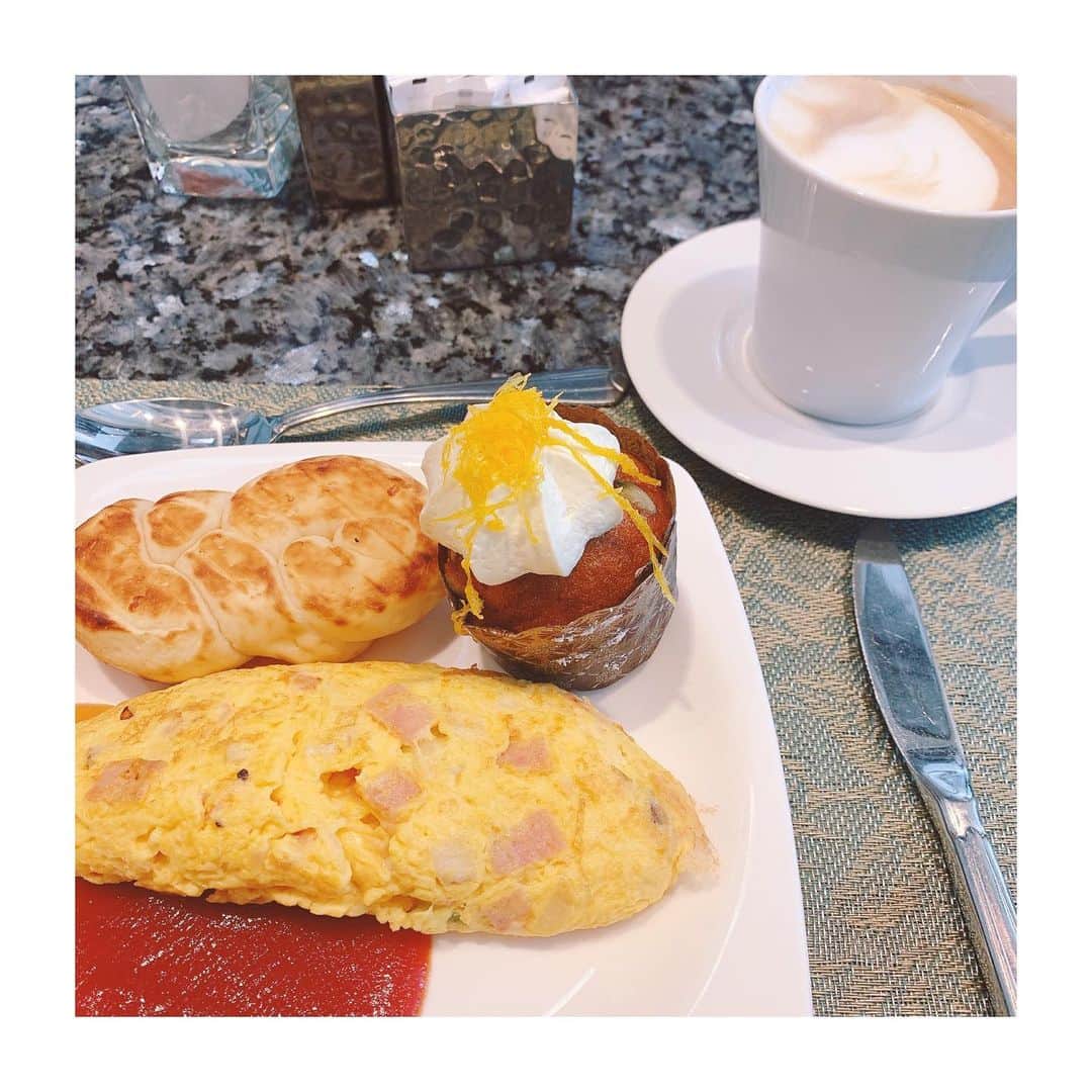 浜田翔子さんのインスタグラム写真 - (浜田翔子Instagram)「ホテルYouTube紹介してます💗 食あたりになったのは初めてでした。🤣 海外で私死ぬかとおもいました。  この1枚目は復活したあとの🍕 1日何も食べれず 最初は お粥をルームサービスしたり、 復活朝食ブッフェは飲み物ばかり そこからは飲み物も気をつけました。🍉ジュースの🧊が、きたのか謎です。  毎日朝食ブッフェ楽しんでる写真。  最後らへんは肉が食べたくなりましたのでステーキ🥩 帰ったら塩おにぎりがたべたいんだなぁ🧂🍙 グレープフルーツがおいちかった🍇🥭🍋 私の初めてのお正月🎍ごはんこんな感じ初めて。いつも餅とかケーキ🎂が多かったかなぁ 海外楽しいなぁ🥺」1月5日 16時03分 - shoko_hamada