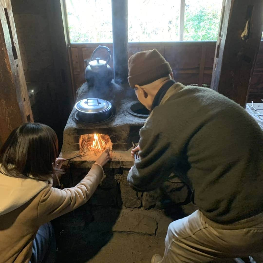 高見こころさんのインスタグラム写真 - (高見こころInstagram)「便利な生活が 当たり前な私たちの生活  どんどん進化していく現代で 敢えて不便な生活を選ぶ人がいる 『大変そう、不便だろうな…』 そう思うのは何も知らない私たちで  やってみると案外大変ではなかったりする。  薪を切る作業や火を起こす事、野菜を育てること…  そこに楽しさを見出だせるかで変わってくる。  時間に追われるのではなく 限りある時間をどう楽しんでいくのか。  楽しい事ばかりじゃつまらない。  苦しいことが殆どの世の中だからこそ どういかに楽しめるか 『生き方はその人の人生ダヨネ』  山奥で仙人のように生きる中村さんの人生は、とてもカッコ良く、心を豊かにしてくれる。  自然と共に共存する、ということを身をもって教えてくださいました✨  #上勝町 #仙人 #中村修 さん #自給自足生活 #便利すぎる世の中 #にほんむかしばなし #大自然 #自然と共に暮らす #共存 #カッコイイ #人生 #田舎暮らし体験 #ゼロウェイスト」1月5日 16時09分 - cocoro_takami