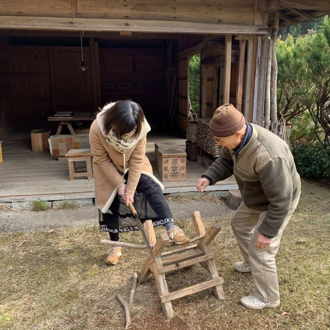 高見こころさんのインスタグラム写真 - (高見こころInstagram)「便利な生活が 当たり前な私たちの生活  どんどん進化していく現代で 敢えて不便な生活を選ぶ人がいる 『大変そう、不便だろうな…』 そう思うのは何も知らない私たちで  やってみると案外大変ではなかったりする。  薪を切る作業や火を起こす事、野菜を育てること…  そこに楽しさを見出だせるかで変わってくる。  時間に追われるのではなく 限りある時間をどう楽しんでいくのか。  楽しい事ばかりじゃつまらない。  苦しいことが殆どの世の中だからこそ どういかに楽しめるか 『生き方はその人の人生ダヨネ』  山奥で仙人のように生きる中村さんの人生は、とてもカッコ良く、心を豊かにしてくれる。  自然と共に共存する、ということを身をもって教えてくださいました✨  #上勝町 #仙人 #中村修 さん #自給自足生活 #便利すぎる世の中 #にほんむかしばなし #大自然 #自然と共に暮らす #共存 #カッコイイ #人生 #田舎暮らし体験 #ゼロウェイスト」1月5日 16時09分 - cocoro_takami