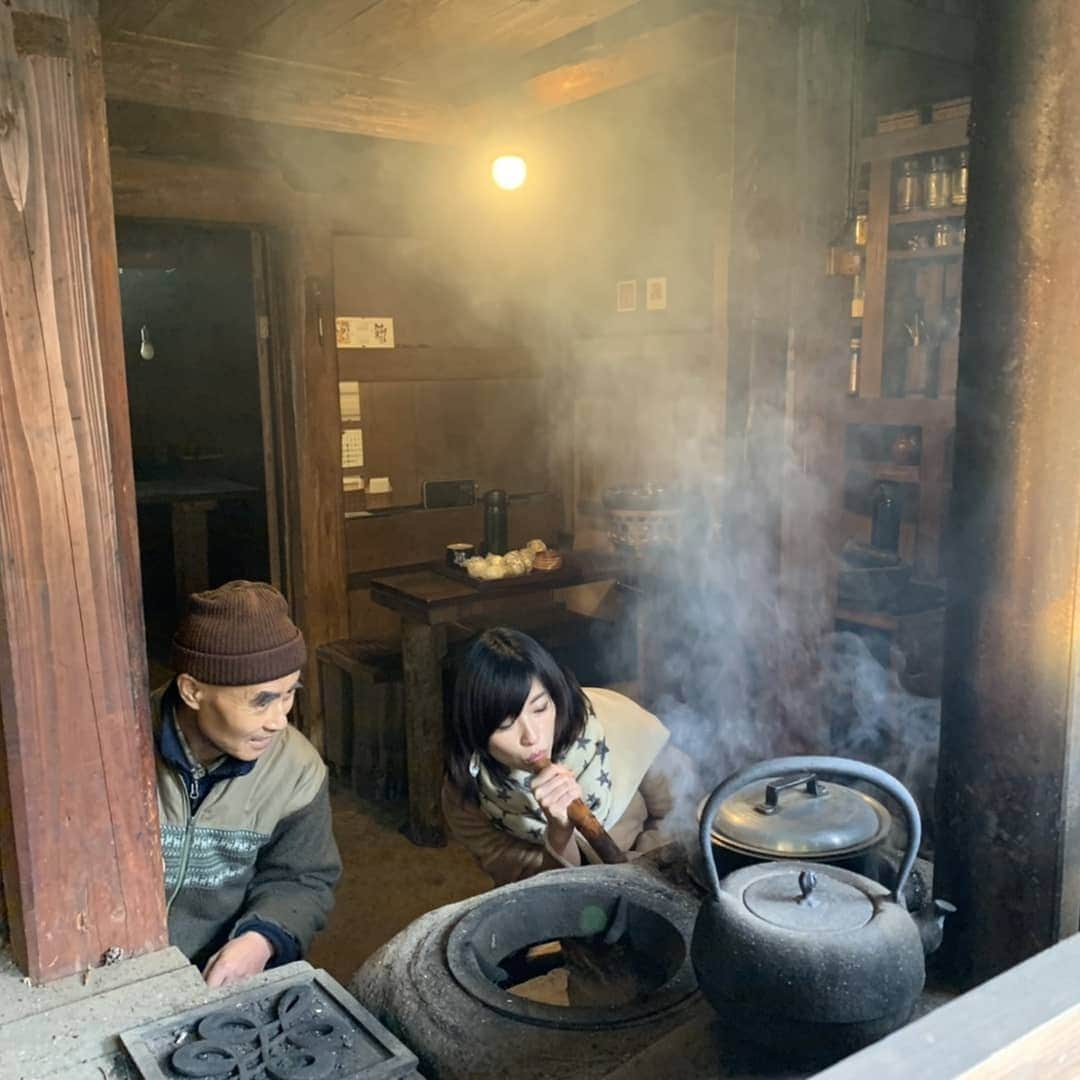 高見こころさんのインスタグラム写真 - (高見こころInstagram)「便利な生活が 当たり前な私たちの生活  どんどん進化していく現代で 敢えて不便な生活を選ぶ人がいる 『大変そう、不便だろうな…』 そう思うのは何も知らない私たちで  やってみると案外大変ではなかったりする。  薪を切る作業や火を起こす事、野菜を育てること…  そこに楽しさを見出だせるかで変わってくる。  時間に追われるのではなく 限りある時間をどう楽しんでいくのか。  楽しい事ばかりじゃつまらない。  苦しいことが殆どの世の中だからこそ どういかに楽しめるか 『生き方はその人の人生ダヨネ』  山奥で仙人のように生きる中村さんの人生は、とてもカッコ良く、心を豊かにしてくれる。  自然と共に共存する、ということを身をもって教えてくださいました✨  #上勝町 #仙人 #中村修 さん #自給自足生活 #便利すぎる世の中 #にほんむかしばなし #大自然 #自然と共に暮らす #共存 #カッコイイ #人生 #田舎暮らし体験 #ゼロウェイスト」1月5日 16時09分 - cocoro_takami