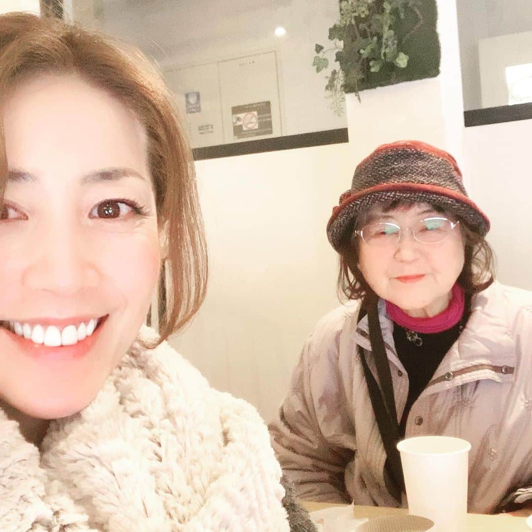 小林美香子のインスタグラム：「新年、夢祈の舞台。 はちゃめちゃな内容だったけど、面白かった❗️高校生のパワー、圧巻でした❗️ いつも思うけど、何もない所からの制作、完成。舞台ってすごいなぁって思う。  帰り道、ば様と韓国cafe。 久しぶりにチーズドック食べたよ〜。笑🤗」