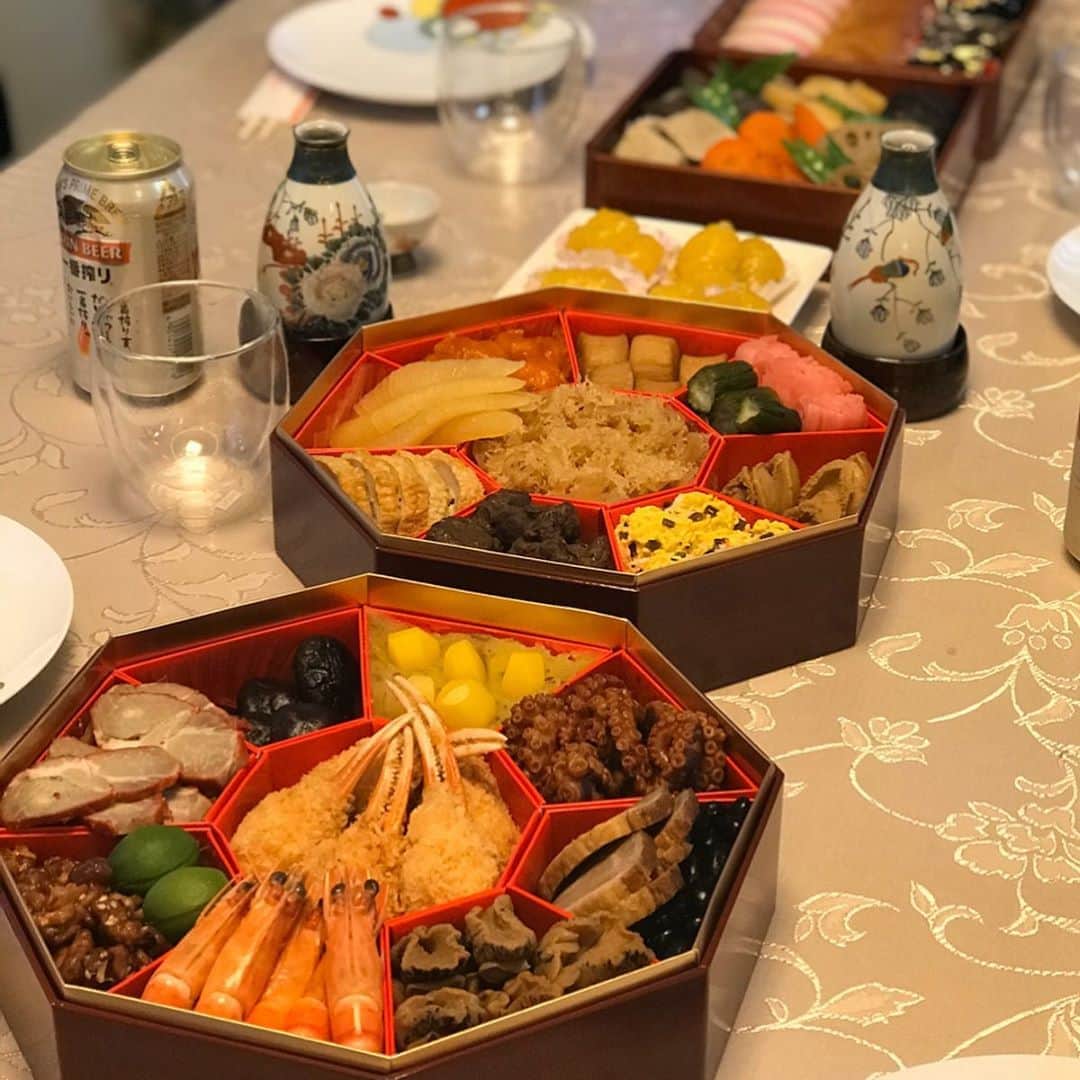日高薫のインスタグラム：「明けましておめでとうございます🥰  今年もどうぞよろしくお願いします❣️ 年末年始はゆっくり家族や親戚と過ごし、美味しいおせちを頂きました💓  本年も皆さんの1年が素敵な年になりますように💋  #2020 #令和2年 #happynewyear #おせち料理#中華 #重慶飯店 #洋風お節 #ビストロカタオカ」