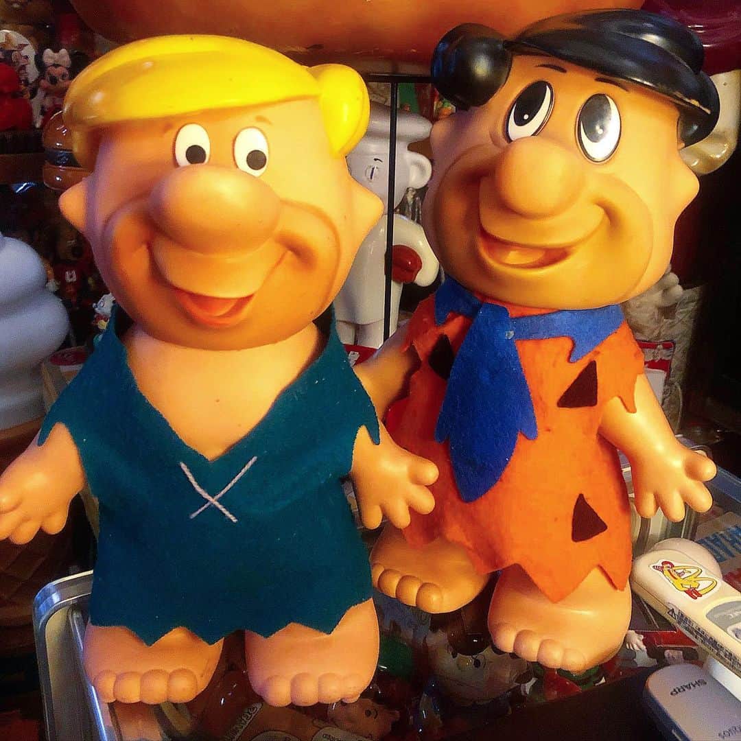 大川知英のインスタグラム：「90's？Hanna Barbera Flintstones rubber doll fred&barney👮🏼‍♂️ 海外からTakatsuBaseに移住してきた 原始人🤡sizeもうぴー❗️ #hannabarbera #frintstones #rubberdoll #fred#barney#90s#もっと古いのかも #海外から去年に移住#原始人#amecajiboys  #takatsubase#アメトイ部キャプテン」