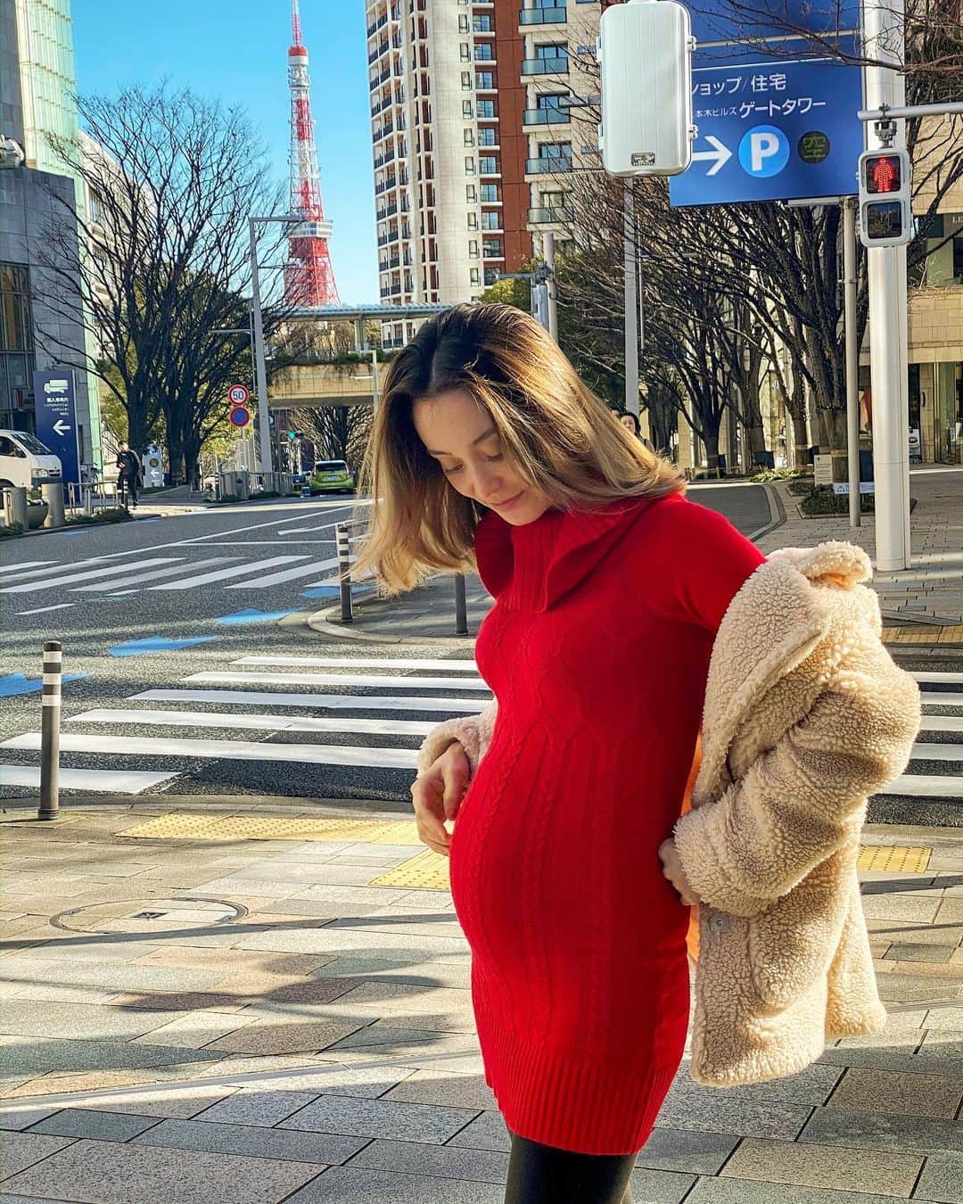 エミ・マイヤーのインスタグラム：「I must’ve ate a lot these holidays🤔Happy 2020 from both of us! 🗼 🐣 お雑煮を沢山食べたのもそうだけれど、今年も家族揃ってどうぞよろしくお願いします！ ❤️ ❤️ ❤️ ❤️ ❤️ #bigyear #growingfamily #plusone#tokyotower#asos #mamabear#お腹いっぱい #東京タワー　#ファミリー　#ママコーデ #ママライフ」