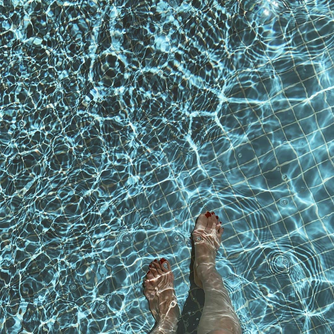 春名亜美さんのインスタグラム写真 - (春名亜美Instagram)「今日は日焼けが怖いくらいのいいお天気☀️☀️☀️ ・ ・ ・ #シンガポール #singapore #子連れシンガポール #子連れ旅行 #pool」1月5日 16時39分 - amiharunaami