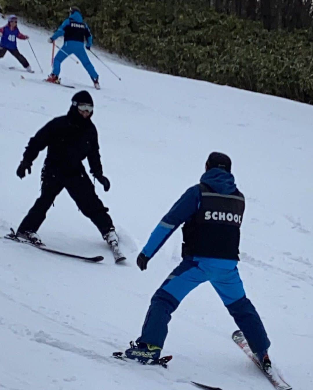 綾小路翔さんのインスタグラム写真 - (綾小路翔Instagram)「お正月はTAKUROさんと函館へ。﻿ 何と人生初のスキーに挑戦。﻿ 厳密に言うと二度目なんだけど、前回は高校の卒業旅行で斑尾に行った時なので、今から2億5千年前ぐらい。﻿ しかも何の学習も練習もせずにトライ、案の定僅か20分で膝の靭帯を伸ばし、瞬く間にゲレンデから退場となったので、実質まともに滑ったのは今回が初めて。﻿ 今回はきっちりスクールで超絶初級者コースからスタートし、2日間みっちり。いやー、楽しかった。﻿ ﻿ 次回の大人の修学旅行はスキー合宿もいいな。﻿ 絶対に俺が一番下手だから、未経験者や苦手な人は俺と学べば良いし、上手い人はトミーちゃんや光くんとびゅんびゅん滑れば良いしね。﻿ でもこういう運動系は内外から反対意見、山盛り来そうな気もする。﻿ ﻿ しかし何しろ、楽しかった。﻿ 今、下半身がつくば万博ぐらいの頃のロボみたいな動きだけど…。﻿ ﻿ 調子こいてゴンドラで山頂まで行き、最初は気持ち良く滑っていたものの、途中ターンに失敗した辺りからワケががわからなくなり、ほぼ時速119㎞でかなりの距離を直滑降した後、雪だるまになるぐらいゴロゴロと転がり続け、そのまま20分ぐらい起き上がれなかったり、ようやく立ち上がったものの30分ぐらいスキー板を履けなかったり、そのくせに黙ってリベンジに向かい、40分ぐらい行方不明になったり、その上片道50分の運転を2日間往復してもらっても、嫌な顔一つせずにとことん付き合ってくれた我らがゴッド兄ちゃん・TAKUROさんに心からの感謝と尊敬を。﻿ ﻿ そして函館の素晴らしき仲間達にも逢えたし、最高のお正月でした。﻿ ﻿ もちろん、食も。﻿ 元日は手巻き寿司＆もつ鍋。幸せに包まれた。﻿ 2日はSODAPOP・HIKARUくんのお宅でご馳走になった。あの煮物が宇宙一美味しくて、出来れば一生食べていたかった。﻿ 3日はイタリアンに行った。サラダもリゾットもパスタもピザもスープも最高だった。スフォリアテッラなる未知のデザート、食べてみたかった。﻿ 4日は大勢で根ぼっけに。北の幸、食べまくった。みんなでかるた（琢郎の野望4）をした。楽しかったけど、負けて悔しかった。本気だった分、本当に悔しかった。﻿ ﻿ そんなこんなでパーフェクトにリフレッシュ出来たので、2020年も頑張る。張り切る。﻿ ﻿ とにかくこの数日間、ゲレンデでも街中でもひたすら転んだ。﻿ 結構痛かったしみっともなかったし恥ずかしかった。﻿ でも立ち上がった。﻿ 結構痛かったしみっともなかったし恥ずかしかったのに。﻿ ﻿ 生きていると痛い目に遭う事もしばしば。﻿ そもそも生きている事自体がみっともない。﻿ 何せ生きてるだけで恥ずかしい。﻿ ﻿ 今年も色々あるだろう。﻿ つまずくこともあるだろう。﻿ スッテンgコロリンgと転ぶこともあるだろう。﻿ 転んだ際に鈍い音がすることもあるかもしれない。﻿ それでも俺は立ち上がるのだろう。﻿ 単にそれ以外の選択が思い浮かばないから…。 そのまま朽ち果てたい気持ちになることもあるけど、それでもきっと俺は立ち上がる。﻿ わけもなく。いや、あるのかもしれないけど。﻿ 深くは考えない。考えても意味がない。﻿ 考えるなら他のこと。﻿ 楽しくなるようなこと。﻿ 明日が待ち遠しくなるようなこと。﻿ そんだけ。﻿ そんだけ〜。﻿ ₍₍☝️( ˊᵕˋ)☝︎⁾⁾ ｿﾝﾀﾞｹ~⤴︎﻿ ﻿ ﻿ シーズン中、またお休み取れたら雪山行くんだ。﻿ すんごいスキー上手いのに、超絶ヘタクソに付き合える奇特な方いましたら、是非ご一緒に。﻿ もちろんヘタッピだけど興味あるって方も是非。﻿ あ、確か直太朗、プロ級に上手いんだった。﻿ 連絡してみよかな。﻿ ﻿ ﻿ #お正月﻿ #2020﻿ #令和二年﻿ #函館﻿ #TAKURO #GLAY﻿ #函館のジョンレノン﻿ #綾小路翔 #氣志團﻿ #木更津のジョン万次郎﻿ #ゲレンデが溶けるほどの汗っかき﻿ #ボーゲン一徹﻿ #鬼の八の字﻿ #鬼八﻿ #ワシがオフィス男闘呼塾エンターテインメント筆頭綾小路鬼八であーる!!（ではない）﻿ #何も持たず突発的に雪山を目指そうとした自分に﻿ #素敵なウェアを貸してくれたのは﻿ #優しくて優しい﻿ #早乙女光 #きゅん﻿ #ありがとう﻿ #心ばかりですがお礼に﻿ #ほっけ ﻿ #送りました #お納め下さい ﻿ #それと実を言うと何か使途不明なパーツを失くしたので﻿ #お詫びにジンギスカンも添えました﻿ #光さん…﻿ #どうかブツをお納め頂いた上でお怒りの方も何卒お収め下さい﻿ #ぜんぶ雪のせいだ Photo by TAKURO」1月5日 16時39分 - showayanocozey