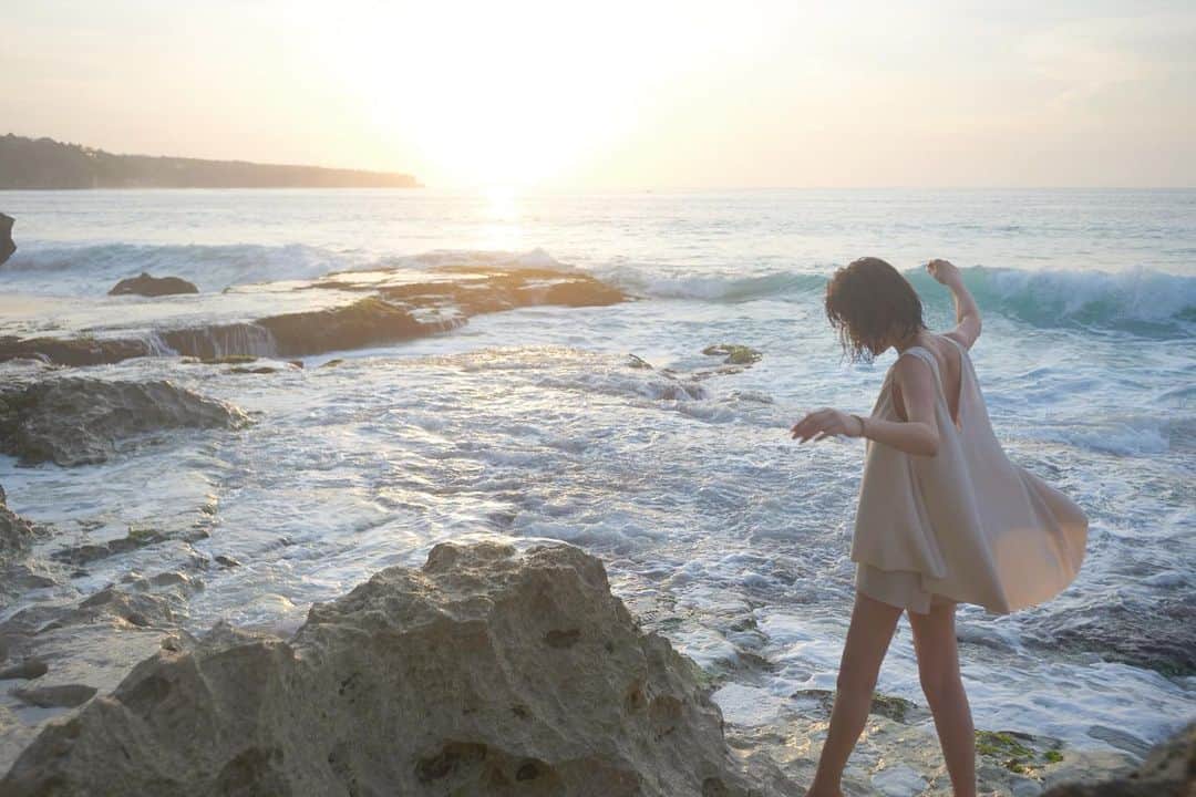 JUNNAのインスタグラム：「今年のラッシュガードは  UPF50＋の生地で作りました🙌☀️🕶 ・ ・ #フレアータンクラッシュガード ・ #アクアスーティングショートパンツ  ヌードカラー3色展開。 ✔︎ UPF50＋の生地 ✔︎着脱ラクラク ✔︎暑い場所でも心地よい ✔︎肌触り良し、ベタベタしない ✔︎光沢無し ✔︎胸元、お尻は隠したい の拘りを詰め込んだ大人の為のラッシュガード😉 ご家族でのご旅行、お子様との水遊び、日焼けの問題以外にも大人になると露出が気になるシーンが沢山あります。  そんなシーンを想像しなが、スタッフみんなで話し合い お客様から昨年いただいたヒントを元にできた ラッシュガードシリーズです。  #etretokyo #ラッシュガード #👙 #バリ #バリ島#2020etre_ss#junna✈️#junna🧜‍♀️#ビーチスタイル #ビーチ#only #ETRE水着」