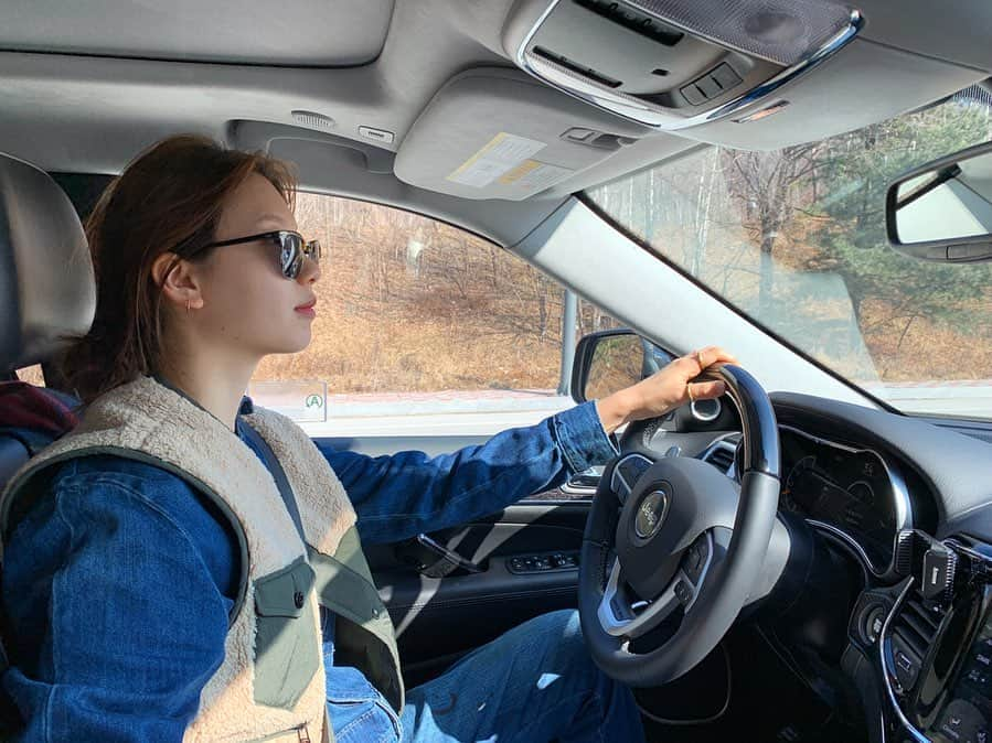 キム・ジンギョンさんのインスタグラム写真 - (キム・ジンギョンInstagram)「주말은 눈 덮인 산으로🚙 🗻#jeeptribe #jeep #grandcherokee」1月5日 16時54分 - jinkyung3_3