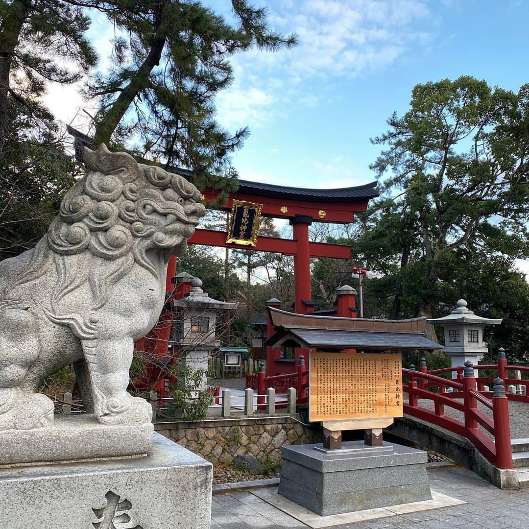 濱田卓実のインスタグラム：「年末年始休日 DAY10  住んでるところの神様にお参り おみくじは大吉‼︎ 今年も１年よろしくおねがいします。  寒すぎるのであったかいお抹茶飲んで帰りましょ  #濵田家の年末年始 #濵田家の休日 #お休み終わり #氣比神宮 #中道源蔵茶舗」