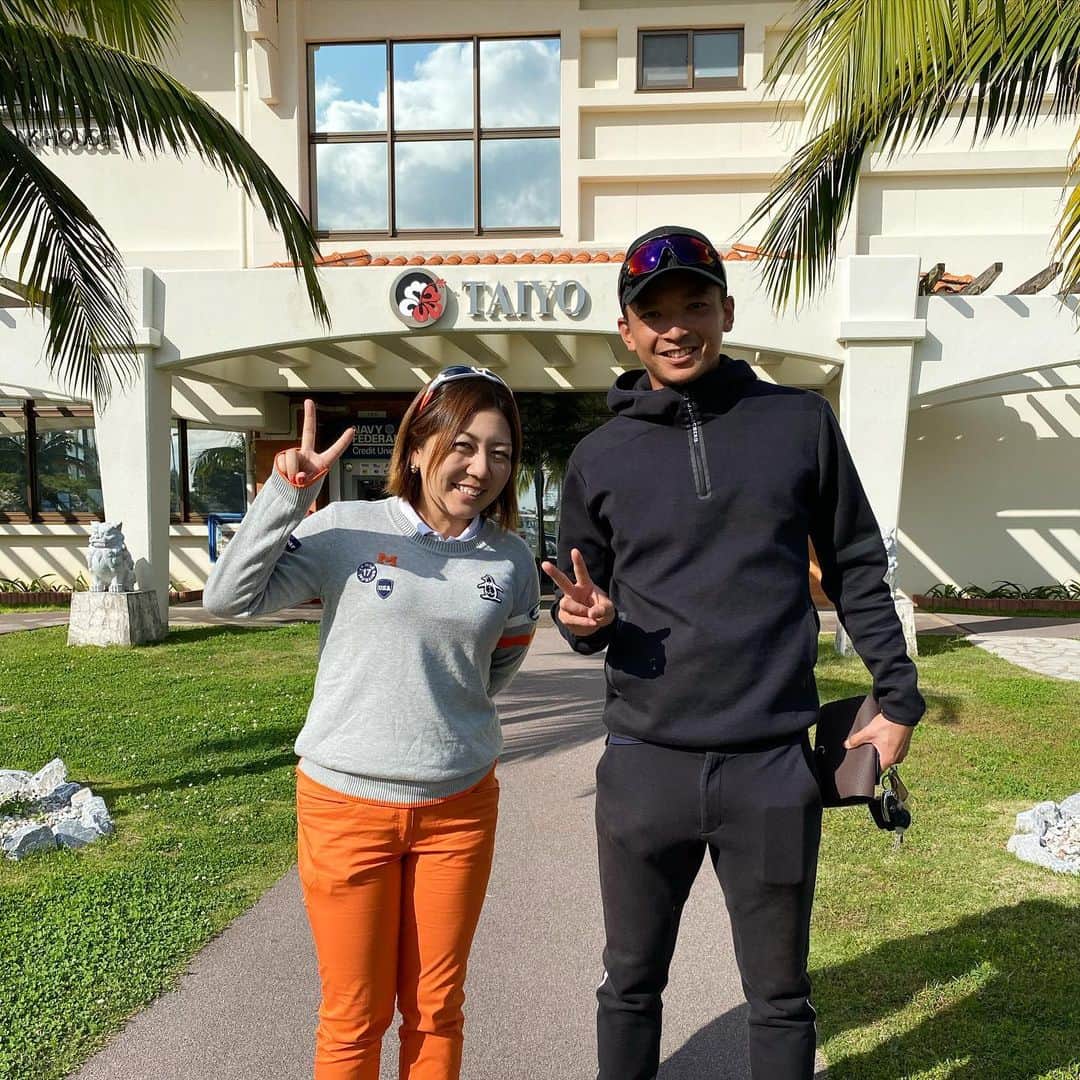 宮里美香のインスタグラム：「*** Enjoyed golf!⛳️ . 一年ぶりにプロ野球選手の東浜巨くんと再会✨ . 初めて一緒にラウンドしました♪ 野球選手は、軽く振ってもめっちゃくちゃ飛ぶ！！とっても楽しい時間でした🤗 . #golf #okinawa #taiyogolfclub  #久しぶりの再会  #東浜巨 #めっちゃ楽しかった #この時期の沖縄最高」