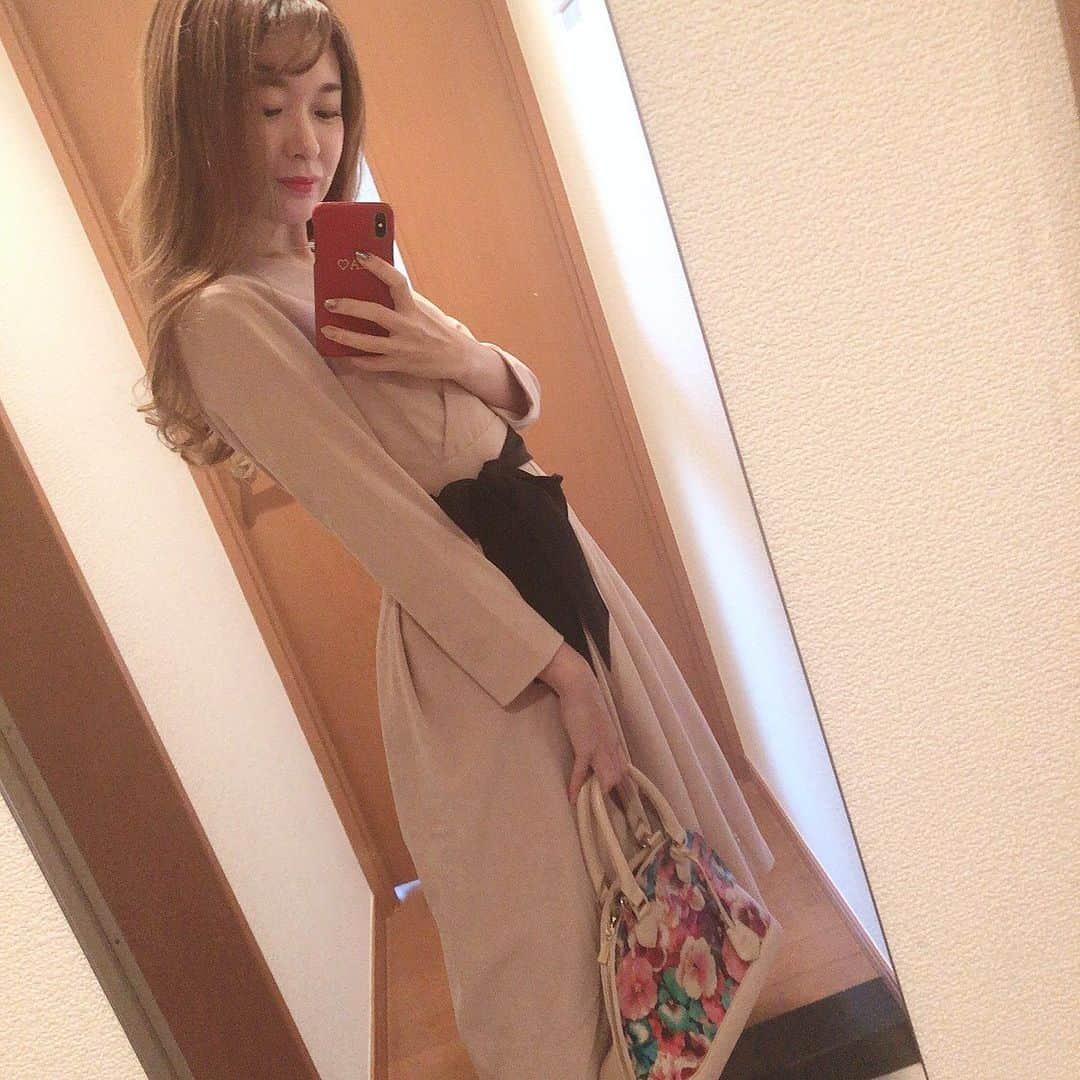 菊池かなこさんのインスタグラム写真 - (菊池かなこInstagram)「. 新年初卸のワンピース👗 @lialapg のものです☺︎ カシュクールタイプですっきりして見える✨ 色はベージュピンクで大人ぽいので 年齢関係なく着れる感じです✨ . NEW YEAR SALE開催中で、 このワンピースも対象になっていました❣️ . ＜開催期間＞ 1/1(水)00:00～1/10(金)11:59 . ୨୧┈┈┈┈┈┈┈┈┈┈┈┈┈┈┈┈┈୨୧ @joint_space @lialapg #js_sale#lialapg#liala_fashion#pr #ワンピース#ワンピースコーデ#ピンクコーデ #fashion#ファッション#ootd」1月5日 17時07分 - canana_kanako