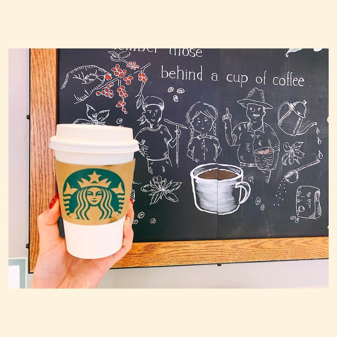 神志那結衣さんのインスタグラム写真 - (神志那結衣Instagram)「今年初スタバ☕️💚🤎 やっぱり2020年一番は 好きな抹茶ラテにしようと飲んだのだけど、 あとから新作がある事をてっきり忘れていて ちょっぴり後悔🍵😋♡ ： でも、やっぱ抹茶は最高。 ： ちなみに、初めて無脂肪ミルクにしてみた 味変わらないのにヘルシーになるのだから これでええですね #スタバ　#今年初　#抹茶ラテ　#抹茶　#tea #starbucks #無脂肪ミルク」1月5日 17時08分 - jiina27