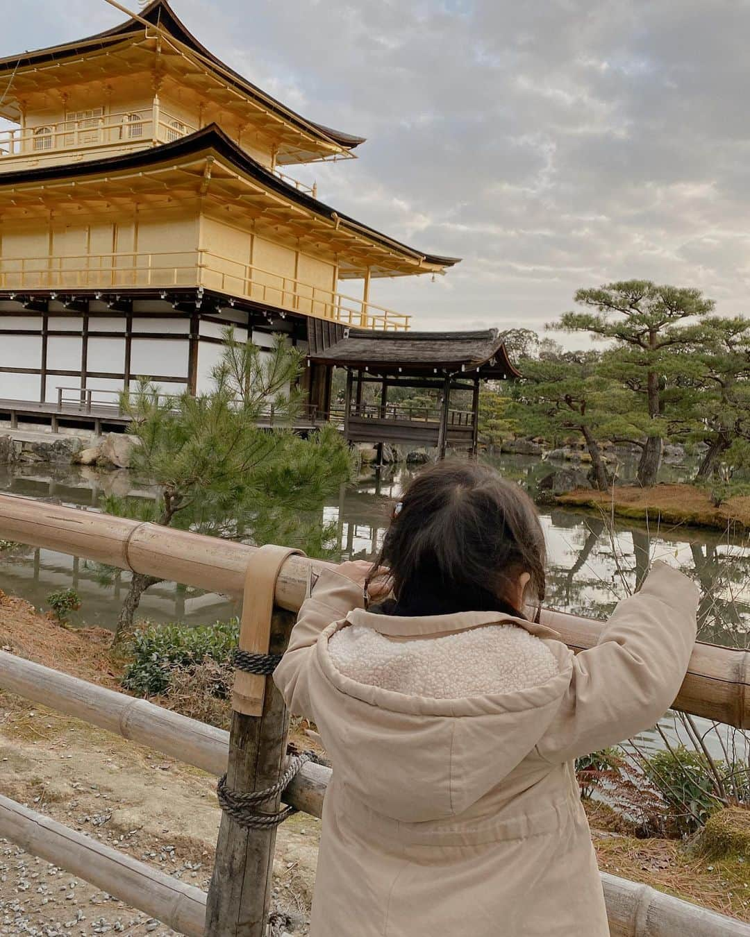 山中美智子さんのインスタグラム写真 - (山中美智子Instagram)「世界遺産の金閣寺✨  人生で二回目🙏🏽 水に写る金閣寺凄かった👏🏽 娘もこれすきー🧡中にどうやってはいるの？と言っていました✨  確かに、お水に浮かんでいるみたいだったのでどうやって建物まで行くんだろう？と思ったみたい😆  裏側に入れる道がありました👌🏾 （もちろん私達は入れませんが）  お正月に京都にこれてとっても楽しかったー✨✨ また来たいな🧡」1月5日 17時12分 - alexiastam1988