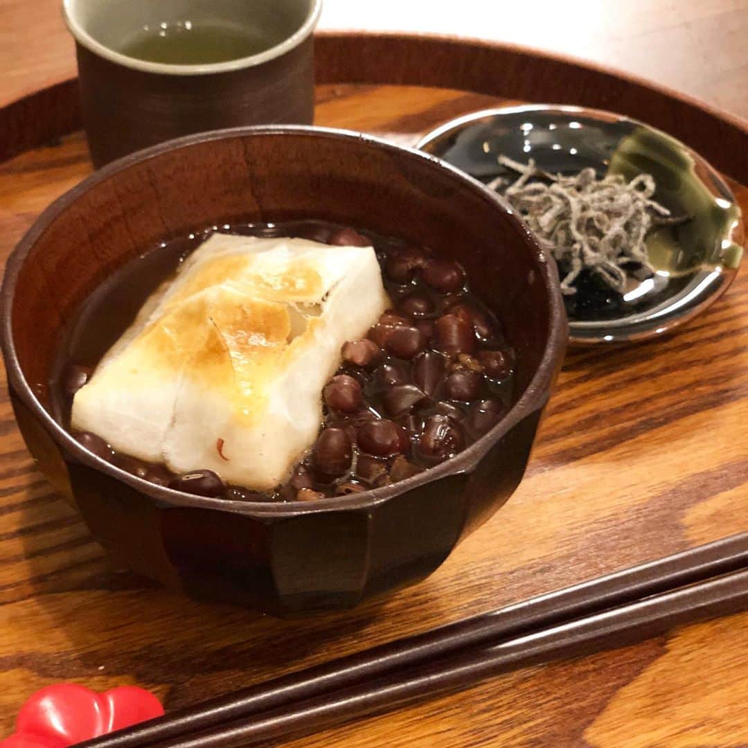 川島カヨのインスタグラム：「おぜんざい作った。﻿ ﻿ 寒いと甘いものたまに食べたくなる。﻿ 塩昆布と食べるのサイコー✨😆﻿ お正月気分もそろそろ終わりかな。 ﻿ ﻿ #きょうのごはん﻿ #適当ごはん﻿ #おうちごはん﻿ #おうちごはんlover﻿ #ゆるめし﻿ #japaneasefood﻿ #クッキングラム﻿ #ひとりごはん﻿ #ぜんざい﻿ #小豆」