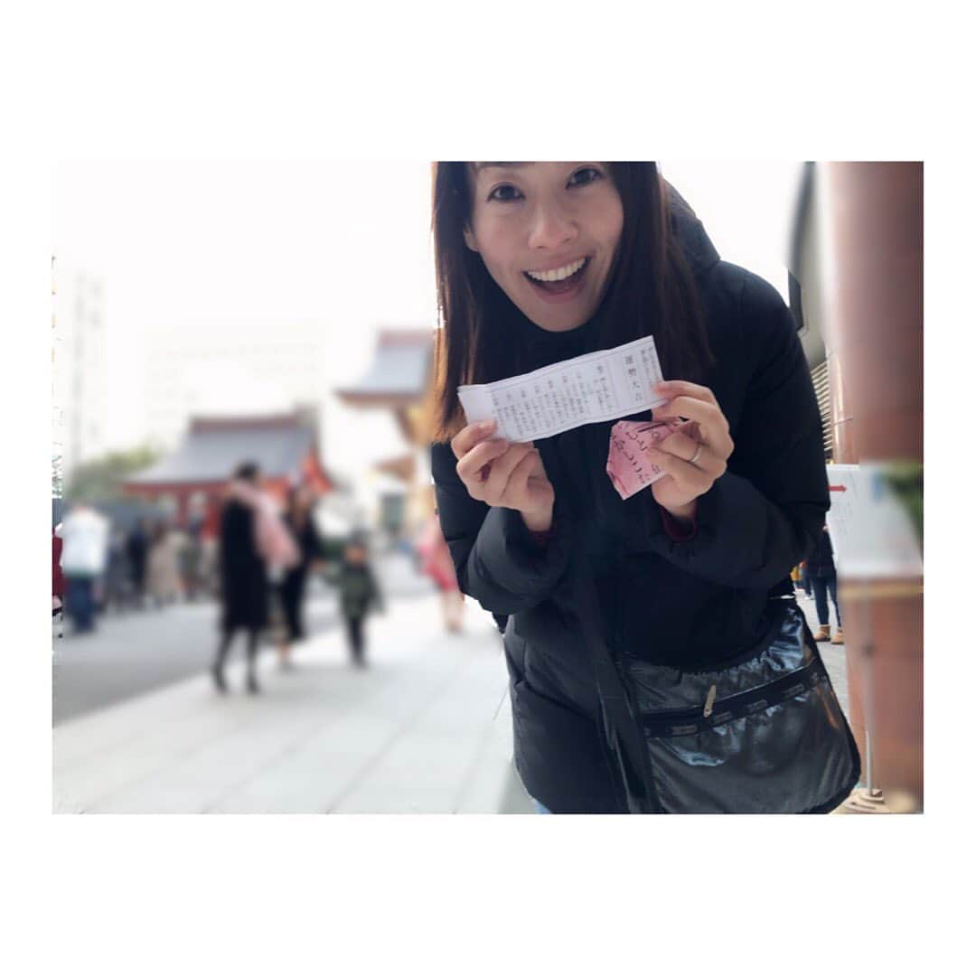 のインスタグラム：「. 大吉が出て喜ぶ私を撮ってくれた 小さな巨匠📷 今年の目標は三が日のうちに しっかり手帳に書きました✨ 引き寄せます😆✨ . 東京での初詣も済ませて、 明日が仕事始めです。 . #初詣 #おみくじ #おみくじ大吉  #大吉 #🤩 #東京生活  #明日から通常営業  #男の子ママ #おとこのこママ #わたしはママちゃん #フリーアナウンサー #實石あづさ」