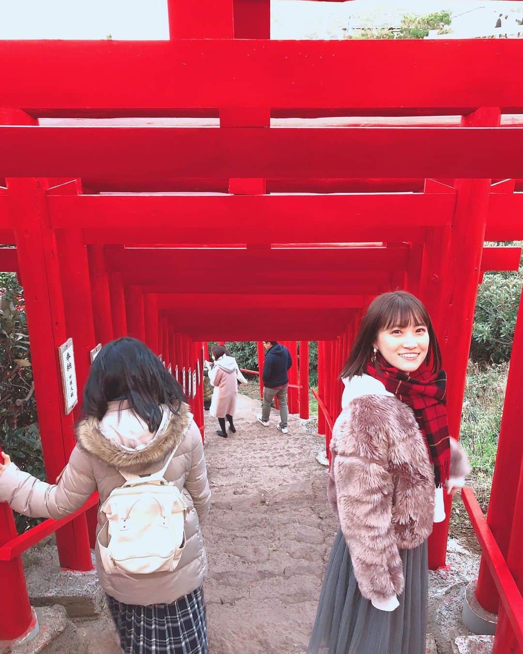 坂本 愛玲菜さんのインスタグラム写真 - (坂本 愛玲菜Instagram)「“ 日本で最も美しい場所31選 “ に 選ばれている #元乃隅神社 ⛩ 構図が「君の名は」っぽい…😂✨」1月5日 17時20分 - erena_hkt48