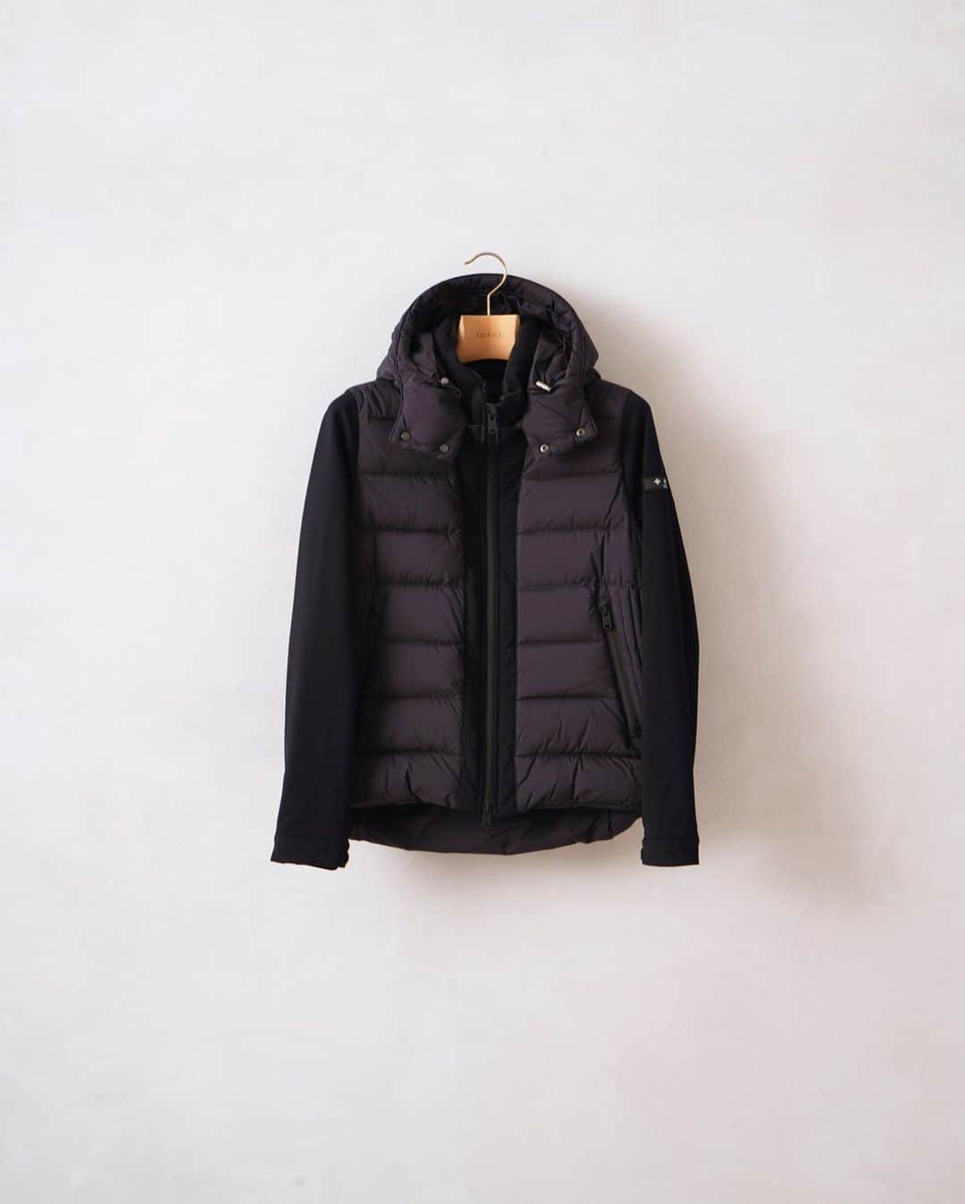 EDIFICEさんのインスタグラム写真 - (EDIFICEInstagram)「《SALE RECOMMEND ITEM》﻿ 【TATRAS マットナイロン ドッキングフーデッド ダウン】﻿ ﻿ TATRASの中でも人気を誇る素材切り替えパーカー型ダウン。﻿ ﻿ 袖部分にストレッチの効いたジャージー素材を使用することで運転時やアウトドアに重宝されるデザインがポイントです。﻿ ﻿ 軽い着心地と使いやすさから、この素材切り替えモデルはメンズTATRASの代名詞となりつつある人気のあるスタイルとなっています。﻿ ﻿ ﻿ ﻿ ﻿ Down jacket : 【TATRAS】¥90,000 → 20%OFF ¥72,000+tax﻿ ﻿ ﻿ ﻿ ﻿ ﻿ ﻿ ﻿ ﻿ ﻿ ﻿ ﻿ ﻿ #edifice #downjacket #tatras #tatrasdown #hoodeddown #mensjacket #mensdown #menswear #mensstyle #mensfashion #winterjacket #winterwear #winterfashion #winterstyle #casualjacket #エディフィス #タトラス #メンズジャケット #ドッキングダウン #フードブルゾン #ダウンジャケット」1月5日 17時31分 - edifice.jp