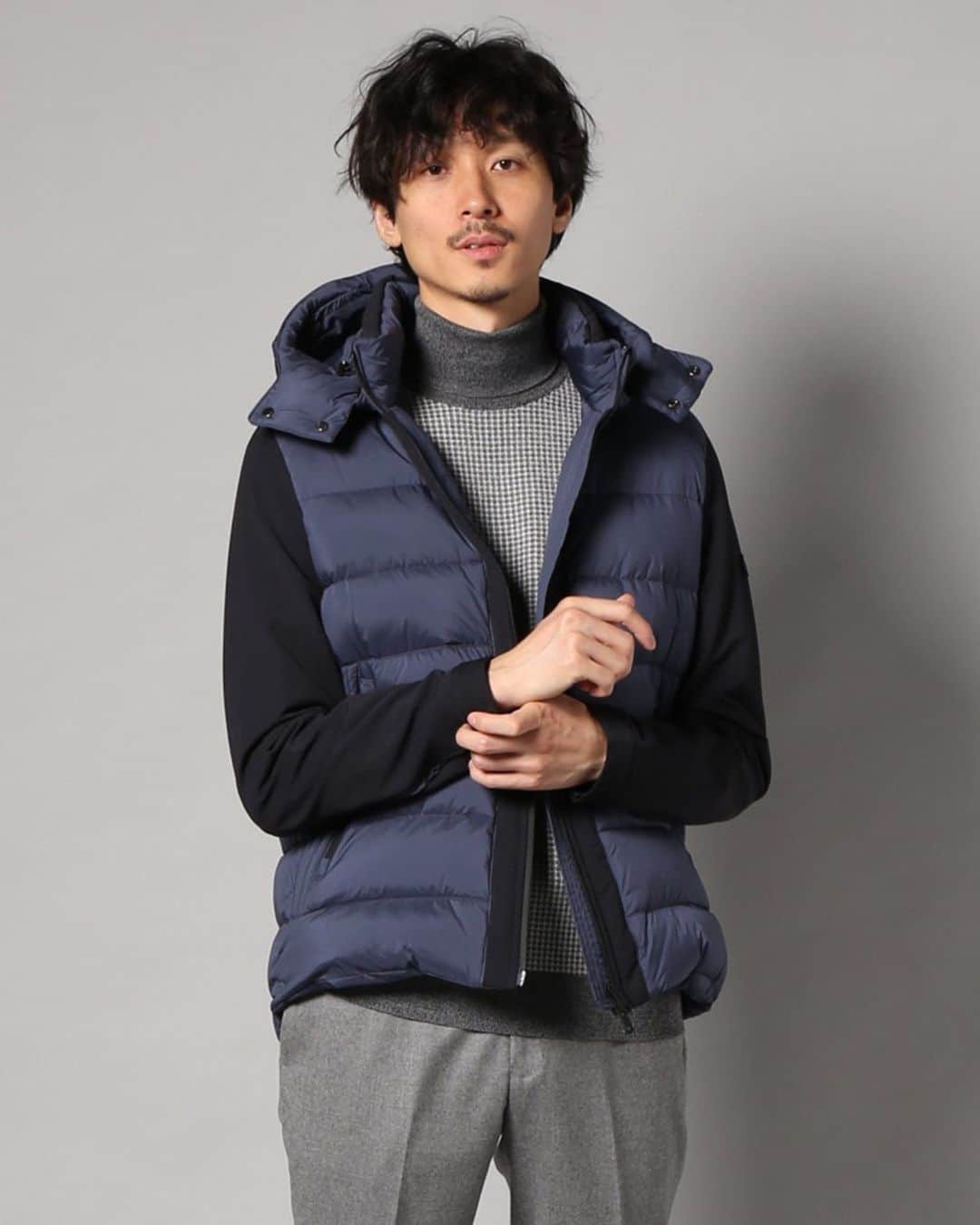 EDIFICEさんのインスタグラム写真 - (EDIFICEInstagram)「《SALE RECOMMEND ITEM》﻿ 【TATRAS マットナイロン ドッキングフーデッド ダウン】﻿ ﻿ TATRASの中でも人気を誇る素材切り替えパーカー型ダウン。﻿ ﻿ 袖部分にストレッチの効いたジャージー素材を使用することで運転時やアウトドアに重宝されるデザインがポイントです。﻿ ﻿ 軽い着心地と使いやすさから、この素材切り替えモデルはメンズTATRASの代名詞となりつつある人気のあるスタイルとなっています。﻿ ﻿ ﻿ ﻿ ﻿ Down jacket : 【TATRAS】¥90,000 → 20%OFF ¥72,000+tax﻿ ﻿ ﻿ ﻿ ﻿ ﻿ ﻿ ﻿ ﻿ ﻿ ﻿ ﻿ ﻿ #edifice #downjacket #tatras #tatrasdown #hoodeddown #mensjacket #mensdown #menswear #mensstyle #mensfashion #winterjacket #winterwear #winterfashion #winterstyle #casualjacket #エディフィス #タトラス #メンズジャケット #ドッキングダウン #フードブルゾン #ダウンジャケット」1月5日 17時31分 - edifice.jp