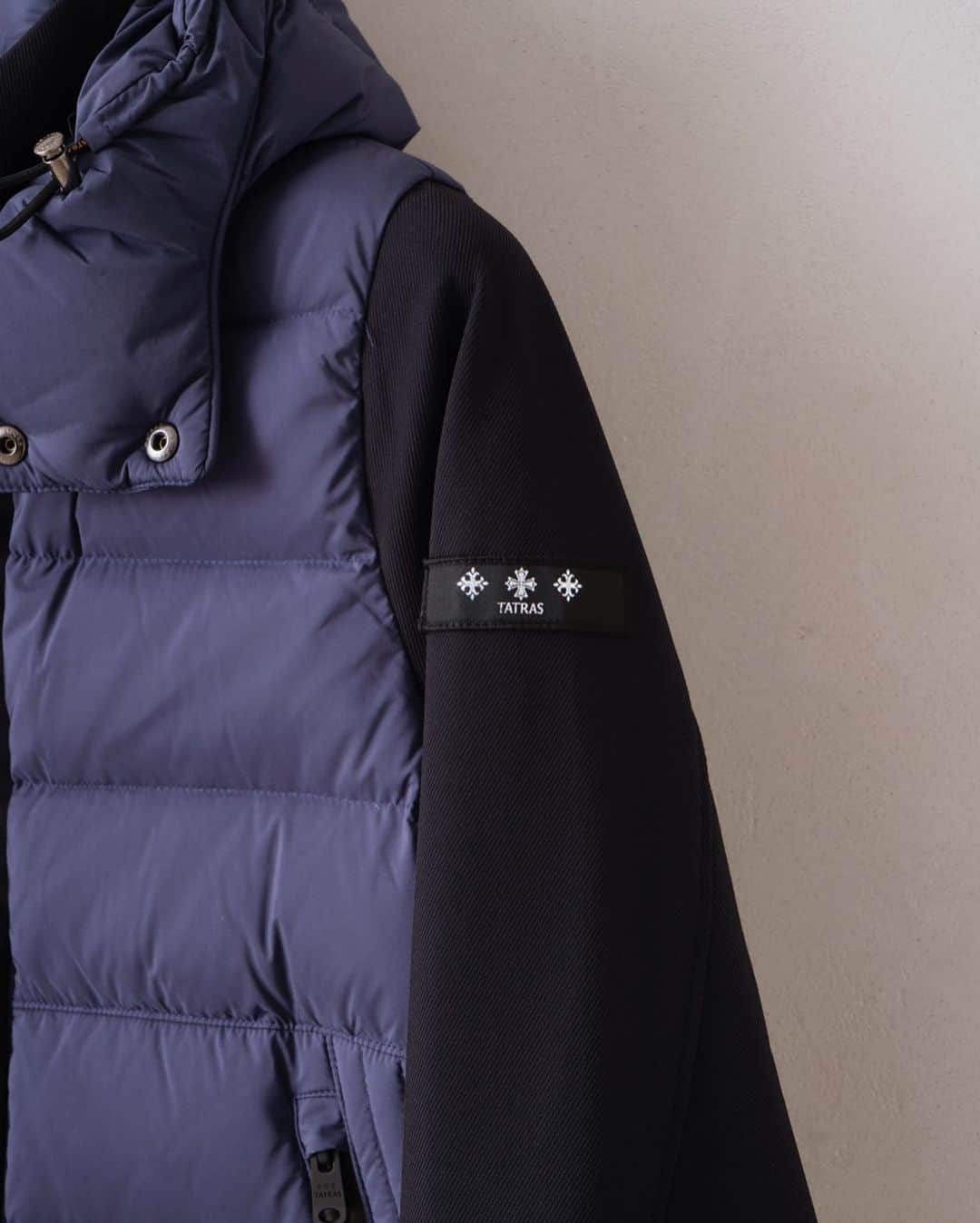 EDIFICEさんのインスタグラム写真 - (EDIFICEInstagram)「《SALE RECOMMEND ITEM》﻿ 【TATRAS マットナイロン ドッキングフーデッド ダウン】﻿ ﻿ TATRASの中でも人気を誇る素材切り替えパーカー型ダウン。﻿ ﻿ 袖部分にストレッチの効いたジャージー素材を使用することで運転時やアウトドアに重宝されるデザインがポイントです。﻿ ﻿ 軽い着心地と使いやすさから、この素材切り替えモデルはメンズTATRASの代名詞となりつつある人気のあるスタイルとなっています。﻿ ﻿ ﻿ ﻿ ﻿ Down jacket : 【TATRAS】¥90,000 → 20%OFF ¥72,000+tax﻿ ﻿ ﻿ ﻿ ﻿ ﻿ ﻿ ﻿ ﻿ ﻿ ﻿ ﻿ ﻿ #edifice #downjacket #tatras #tatrasdown #hoodeddown #mensjacket #mensdown #menswear #mensstyle #mensfashion #winterjacket #winterwear #winterfashion #winterstyle #casualjacket #エディフィス #タトラス #メンズジャケット #ドッキングダウン #フードブルゾン #ダウンジャケット」1月5日 17時31分 - edifice.jp
