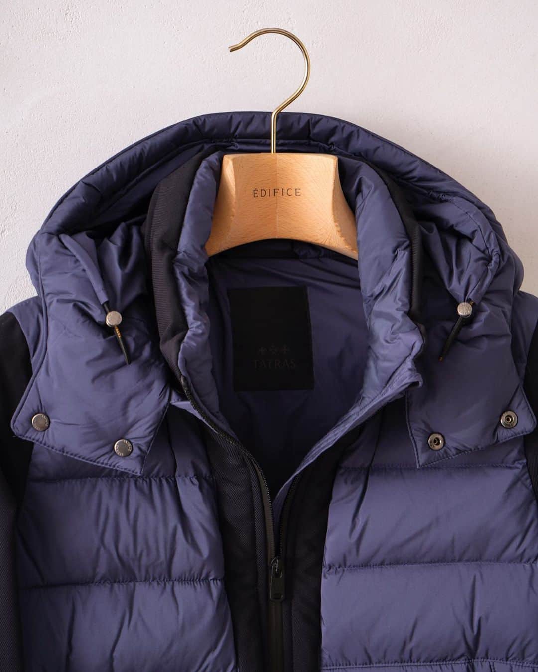 EDIFICEさんのインスタグラム写真 - (EDIFICEInstagram)「《SALE RECOMMEND ITEM》﻿ 【TATRAS マットナイロン ドッキングフーデッド ダウン】﻿ ﻿ TATRASの中でも人気を誇る素材切り替えパーカー型ダウン。﻿ ﻿ 袖部分にストレッチの効いたジャージー素材を使用することで運転時やアウトドアに重宝されるデザインがポイントです。﻿ ﻿ 軽い着心地と使いやすさから、この素材切り替えモデルはメンズTATRASの代名詞となりつつある人気のあるスタイルとなっています。﻿ ﻿ ﻿ ﻿ ﻿ Down jacket : 【TATRAS】¥90,000 → 20%OFF ¥72,000+tax﻿ ﻿ ﻿ ﻿ ﻿ ﻿ ﻿ ﻿ ﻿ ﻿ ﻿ ﻿ ﻿ #edifice #downjacket #tatras #tatrasdown #hoodeddown #mensjacket #mensdown #menswear #mensstyle #mensfashion #winterjacket #winterwear #winterfashion #winterstyle #casualjacket #エディフィス #タトラス #メンズジャケット #ドッキングダウン #フードブルゾン #ダウンジャケット」1月5日 17時31分 - edifice.jp