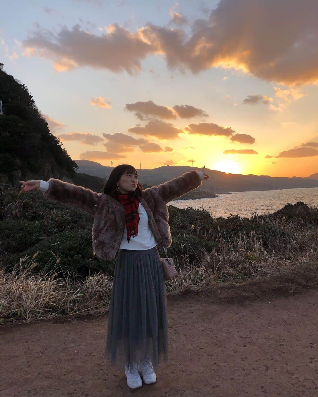 坂本 愛玲菜さんのインスタグラム写真 - (坂本 愛玲菜Instagram)「今日も1日お疲れ様でした😌 太陽は昇り、また沈んでいく。 そしてまた昇る。 夕陽を見ていると ホッとします😌✨🌇☁️ 明日もいい日になりますように。」1月5日 17時24分 - erena_hkt48