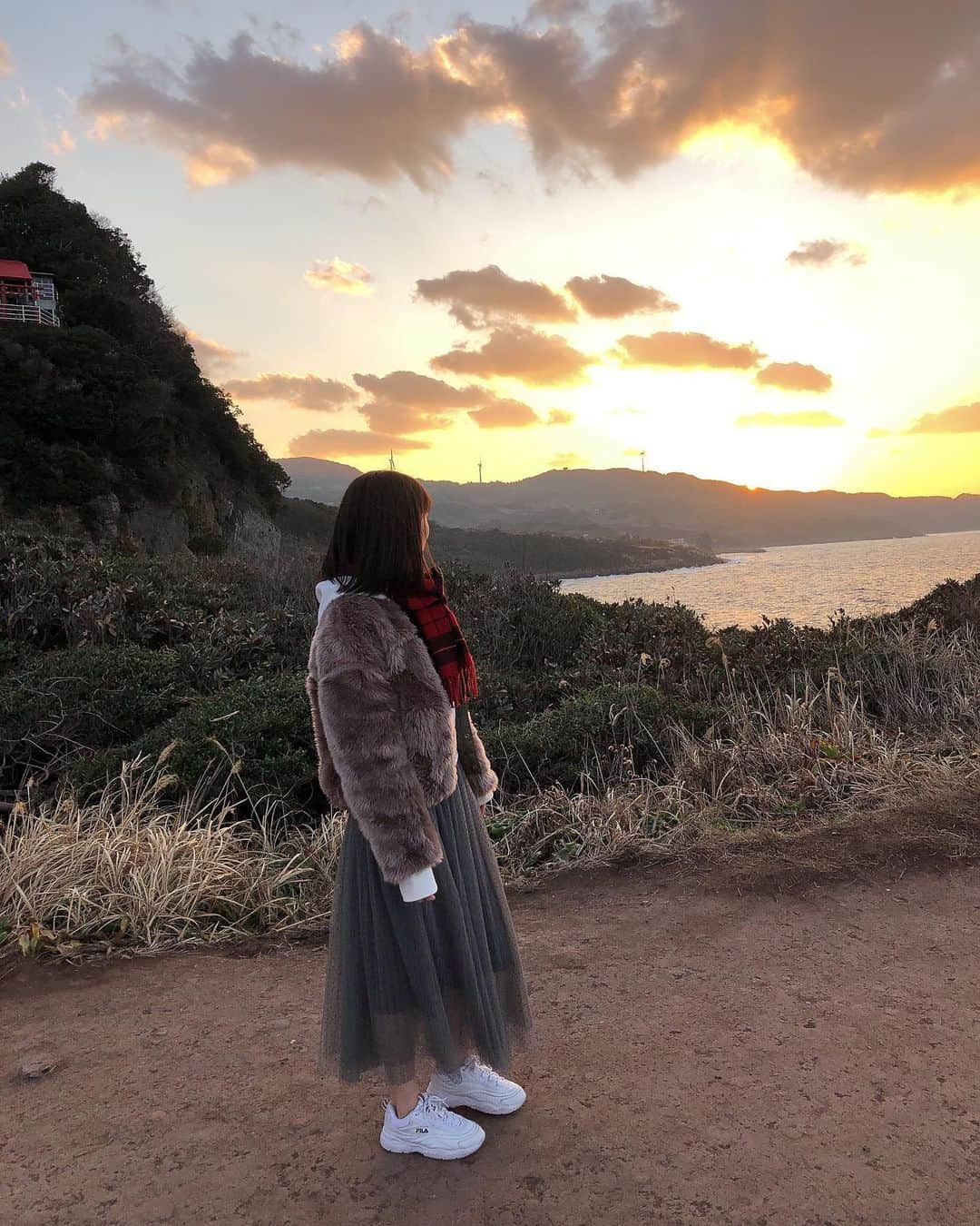 坂本 愛玲菜さんのインスタグラム写真 - (坂本 愛玲菜Instagram)「今日も1日お疲れ様でした😌 太陽は昇り、また沈んでいく。 そしてまた昇る。 夕陽を見ていると ホッとします😌✨🌇☁️ 明日もいい日になりますように。」1月5日 17時24分 - erena_hkt48