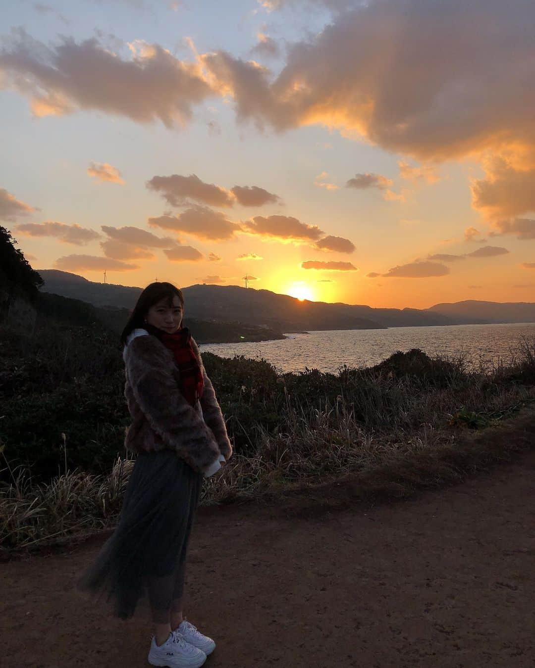 坂本 愛玲菜さんのインスタグラム写真 - (坂本 愛玲菜Instagram)「今日も1日お疲れ様でした😌 太陽は昇り、また沈んでいく。 そしてまた昇る。 夕陽を見ていると ホッとします😌✨🌇☁️ 明日もいい日になりますように。」1月5日 17時24分 - erena_hkt48